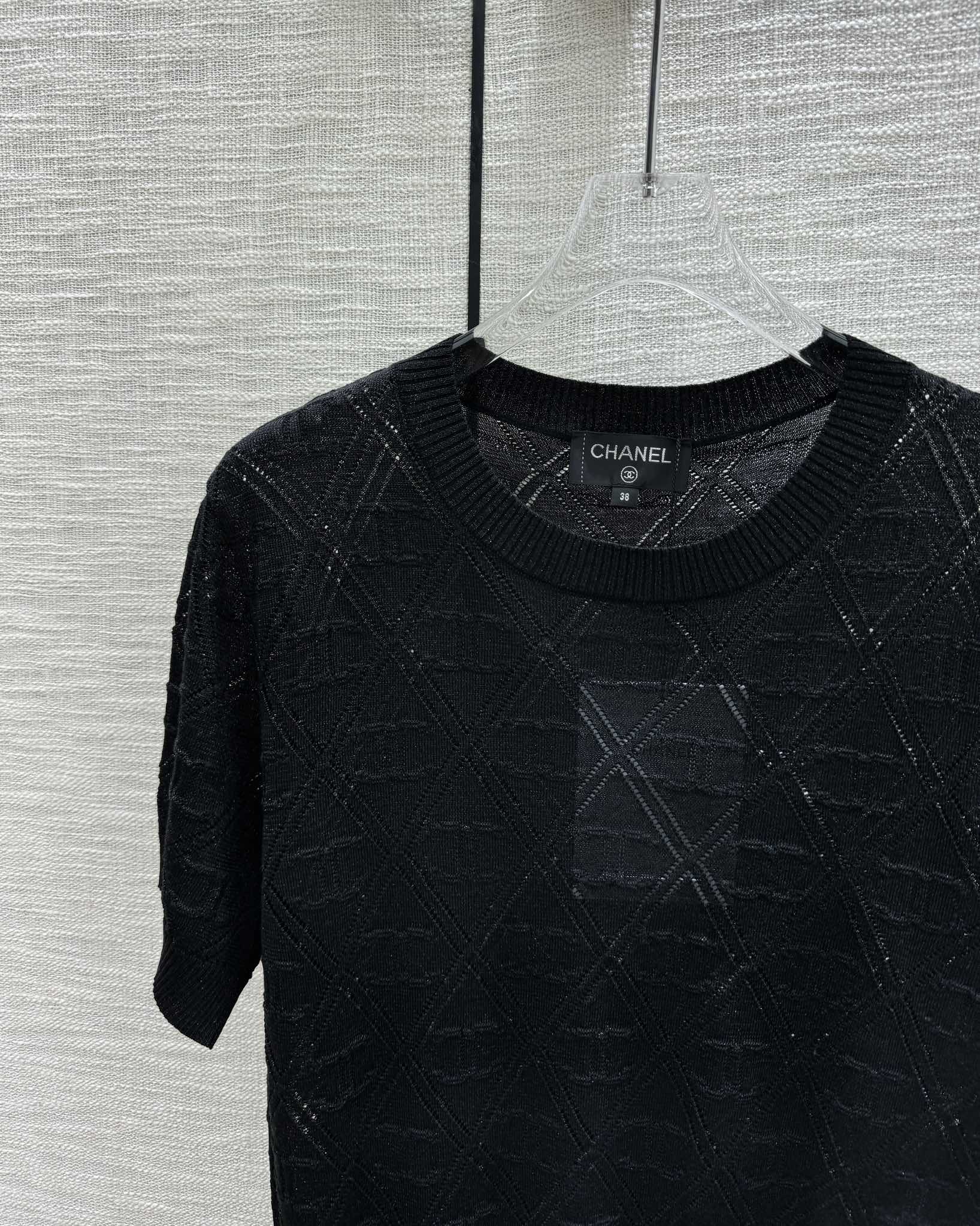 Chanel - 2403-24 Новая модель ранней весны, трикотажная футболка с коротким рукавом и ромбовидным узором Double C - Черная