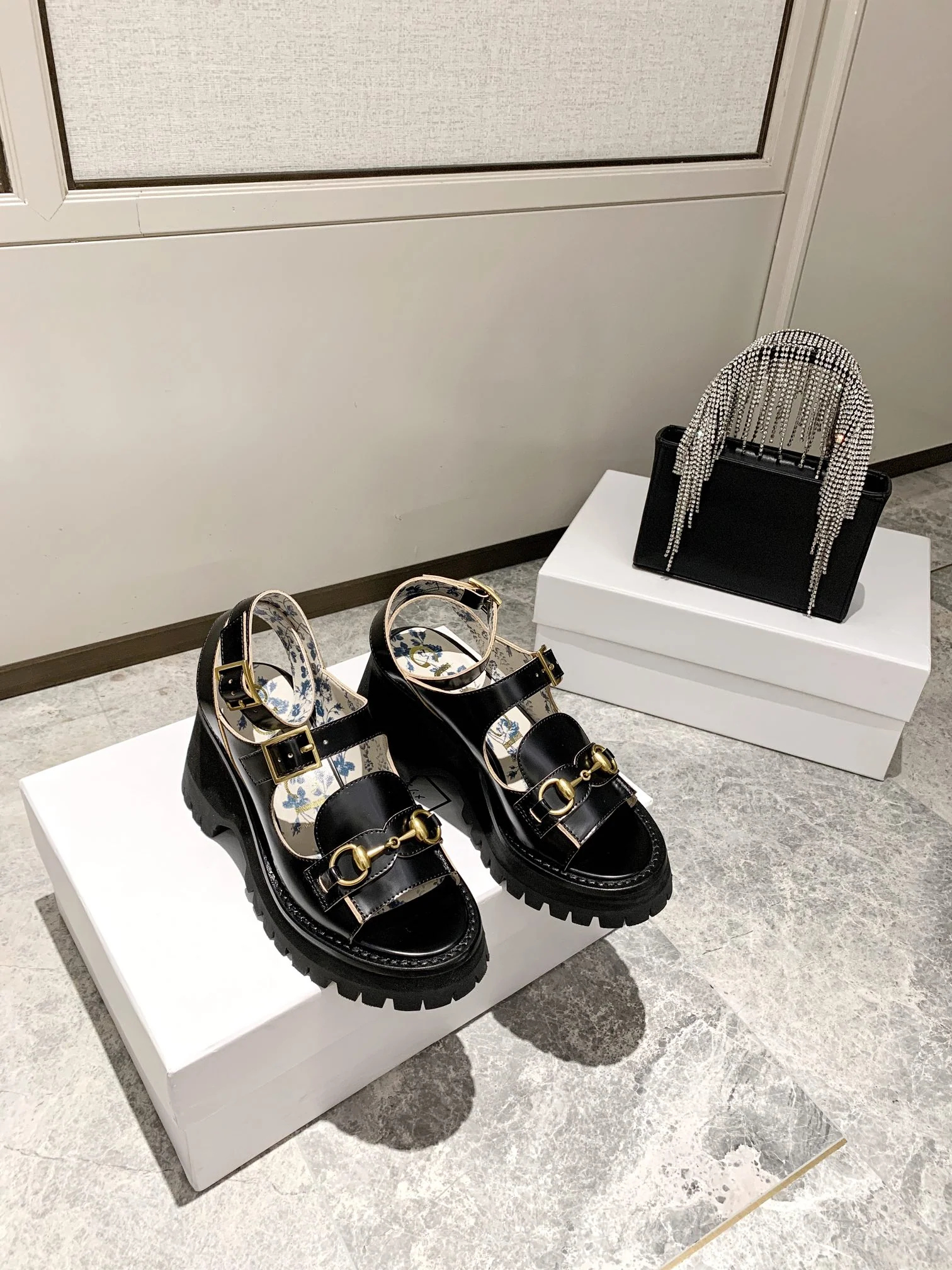 Сандалии Gucci Retro Street с пряжкой на платформе