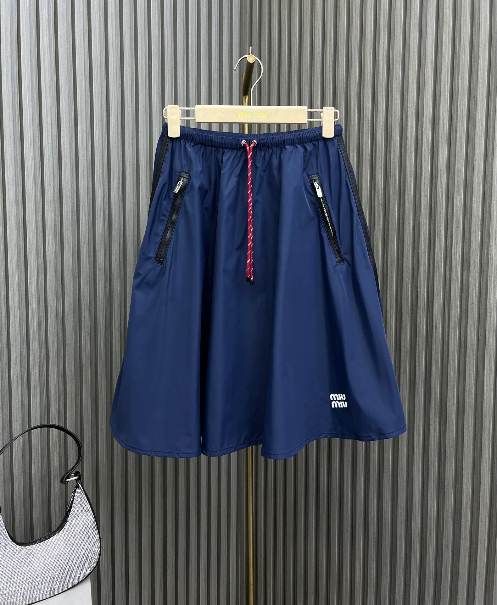 Miu Miu - 2404-24 Новинка: Тонкая нейлоновая юбка миди на завязках - синяя