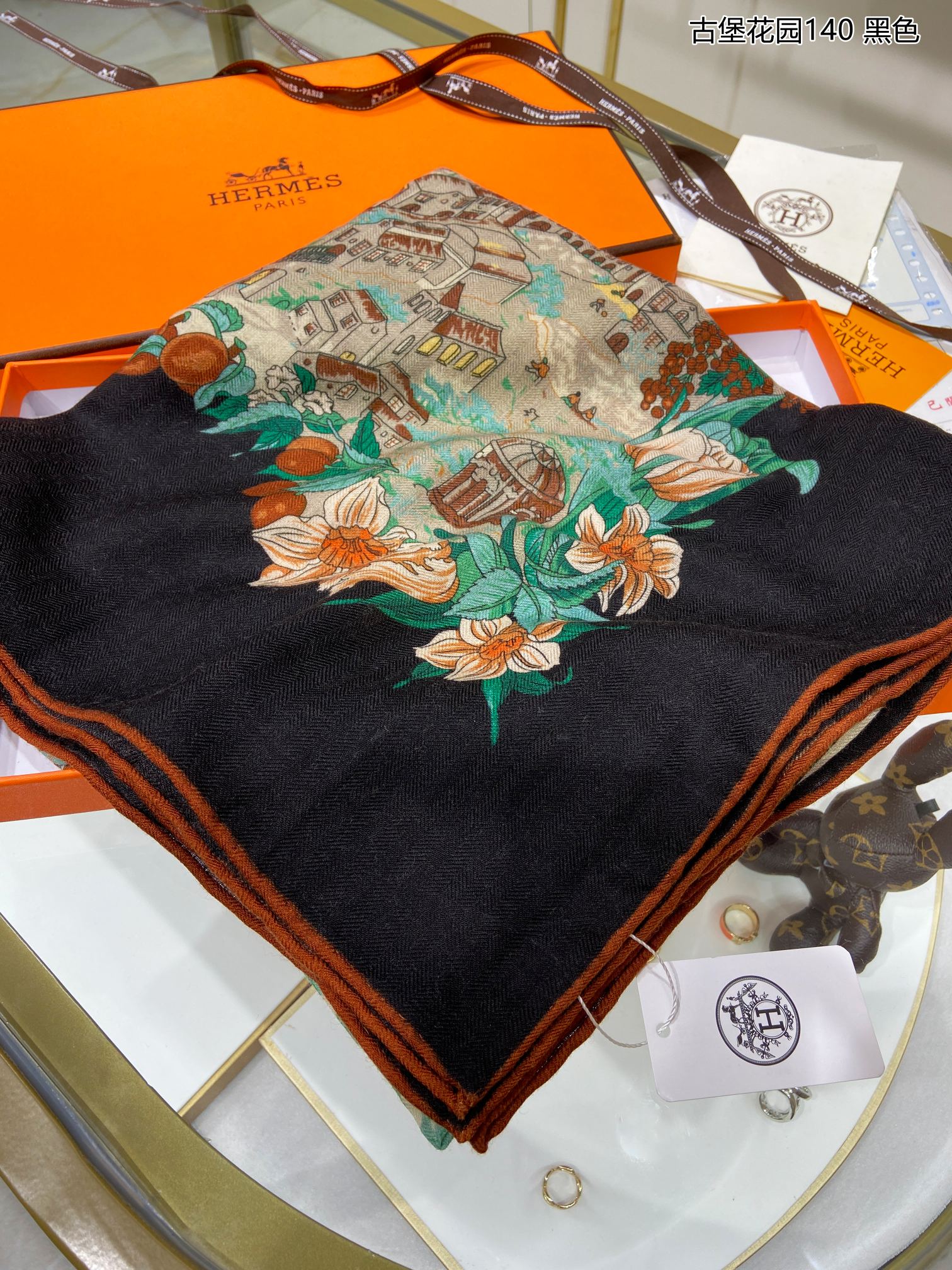 Квадратный шарф ?Замок Гермеса? — 140 см — 70 — Кашемир — 30 — Шелк