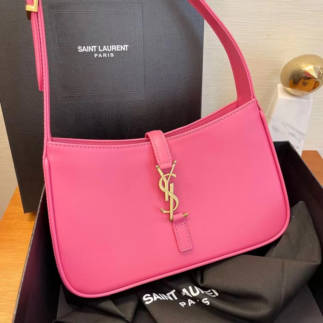 Коллекция YSL Весна/Лето 2022 - Сумка-седло - Фуксия с золотой фурнитурой - Однотонная кожа