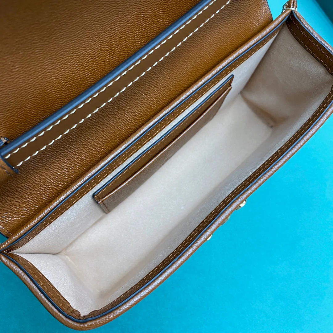 Маленькая квадратная сумка Gucci с замком