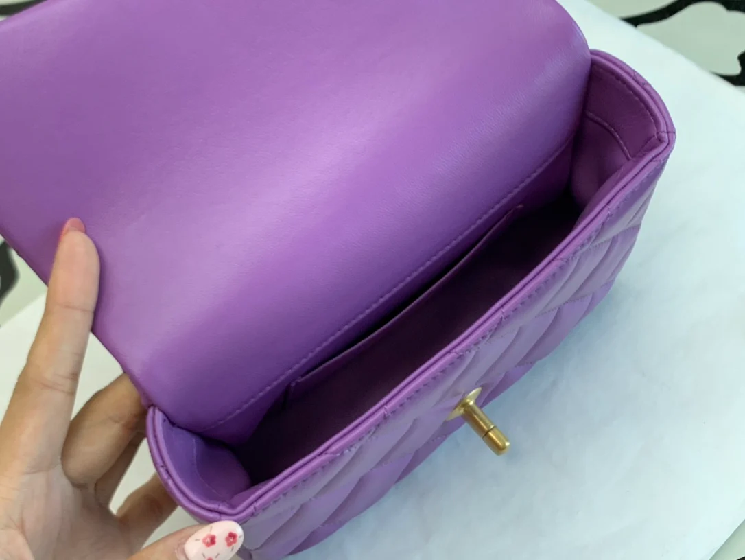 Новинка 2022 года от Chanel - квадратная сумка-мешок с эмалированной пряжкой.