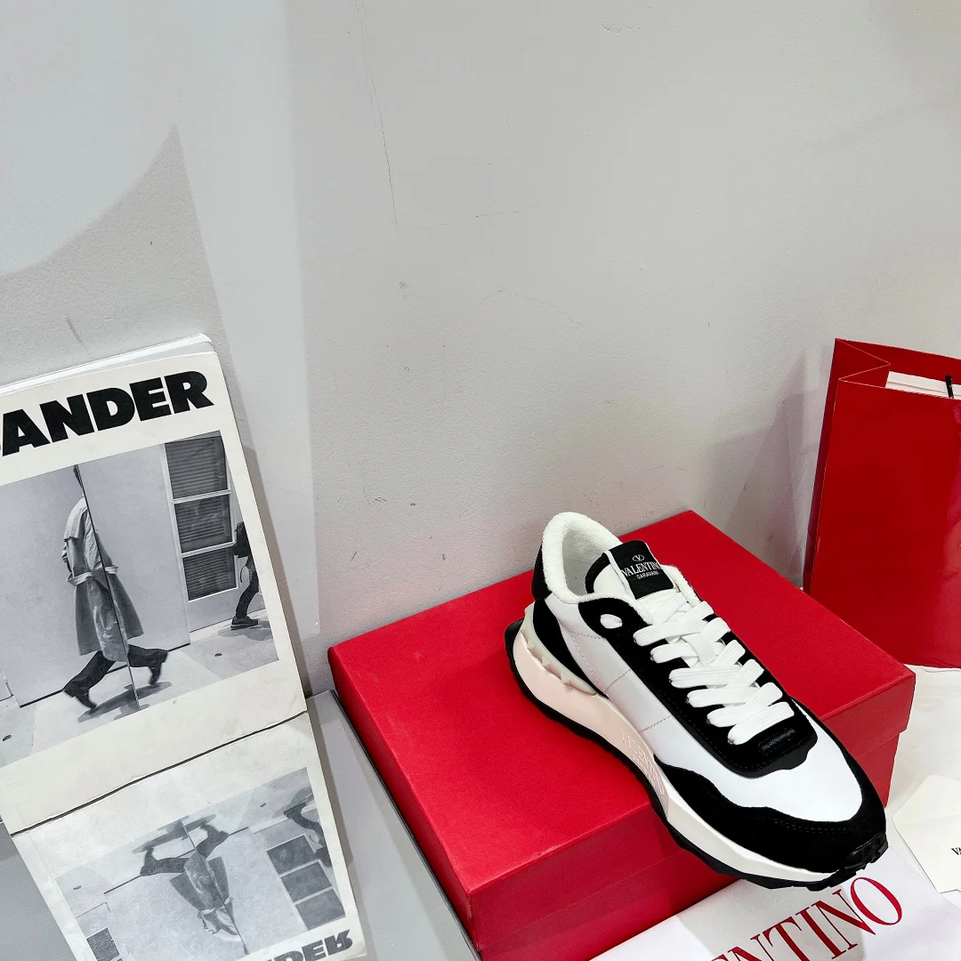 Новинка сезона весна/лето 2022 от Valentino - Кроссовки из шелковой кожи - Унисекс - Черные