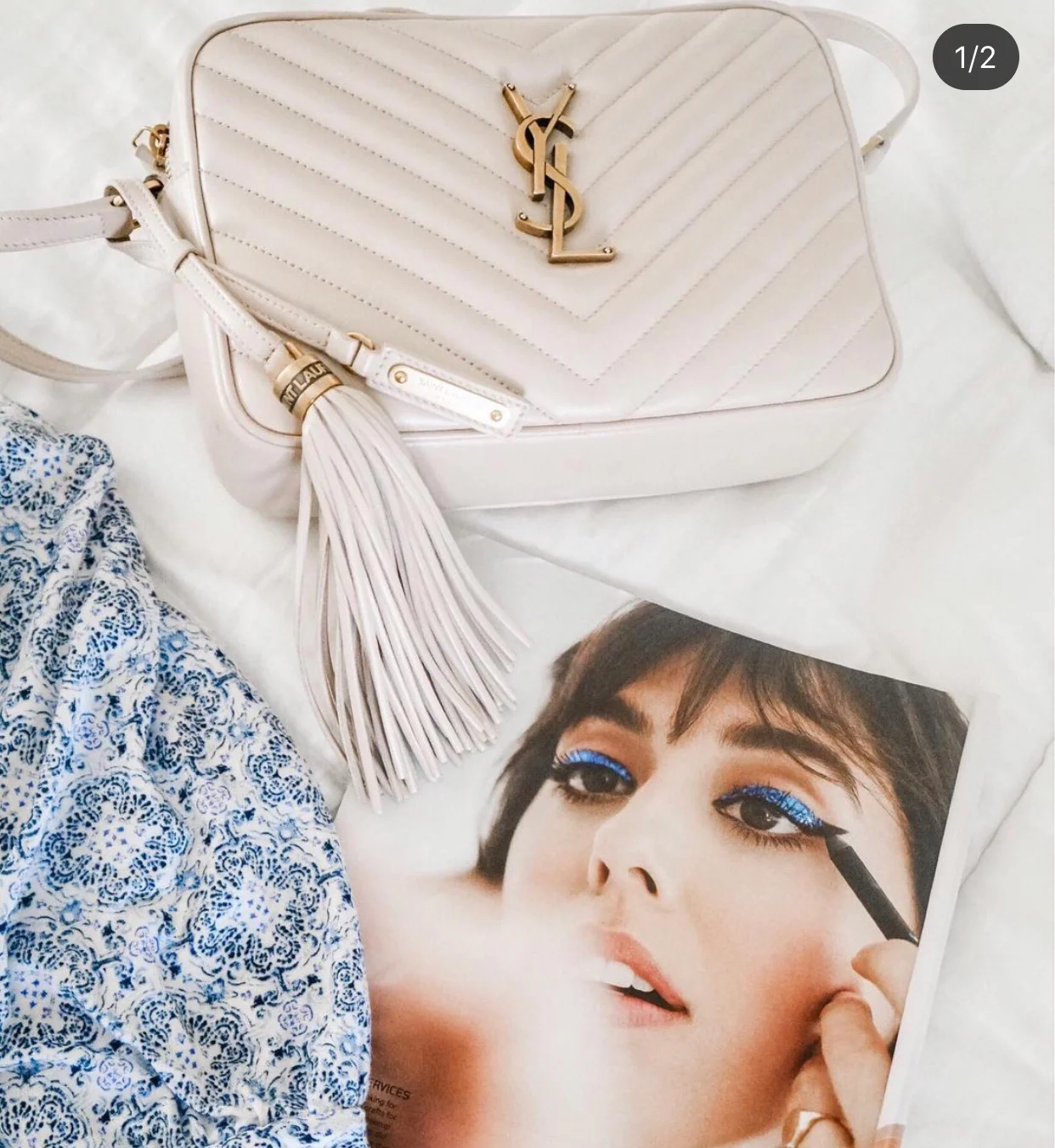 Фотосумка YSL Lou Bag — белая с золотой фурнитурой.