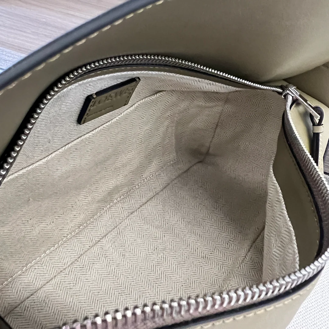 Сумка-хобо Loewe Puzzle из кожи наппа, бежевая.