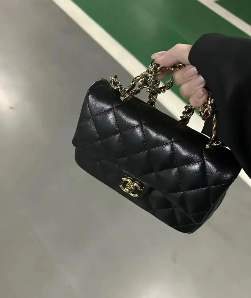 Ручка сумки Chanel 23a CF со стразами - черная