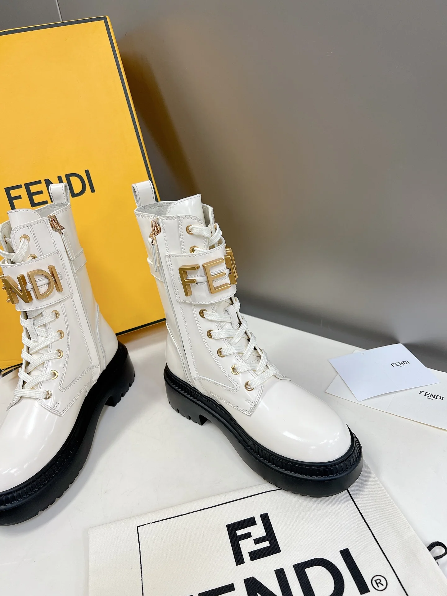 Новинка весны 2022 года от Fendi — Ботильоны Martin на шнуровке с пряжкой в ??виде буквы — Белые