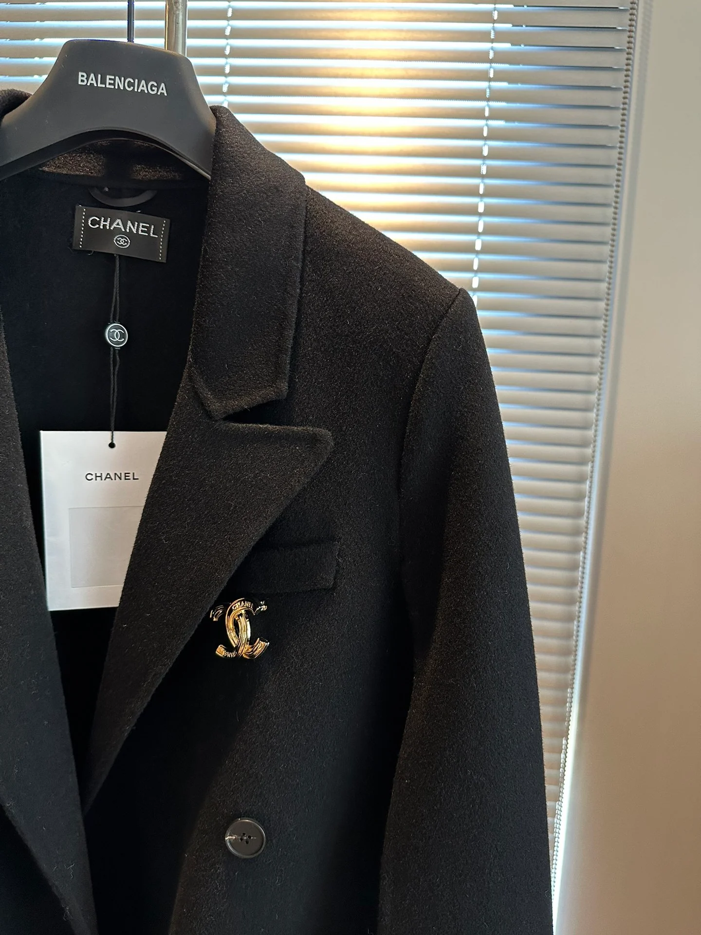 Chanel 2403 - Элегантный шерстяной костюм с высококачественной накидкой - Черный