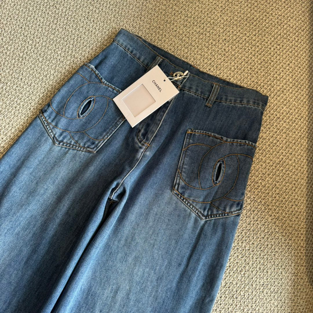 Новые джинсы Chanel 2403-24 с карманами и прямым кроем