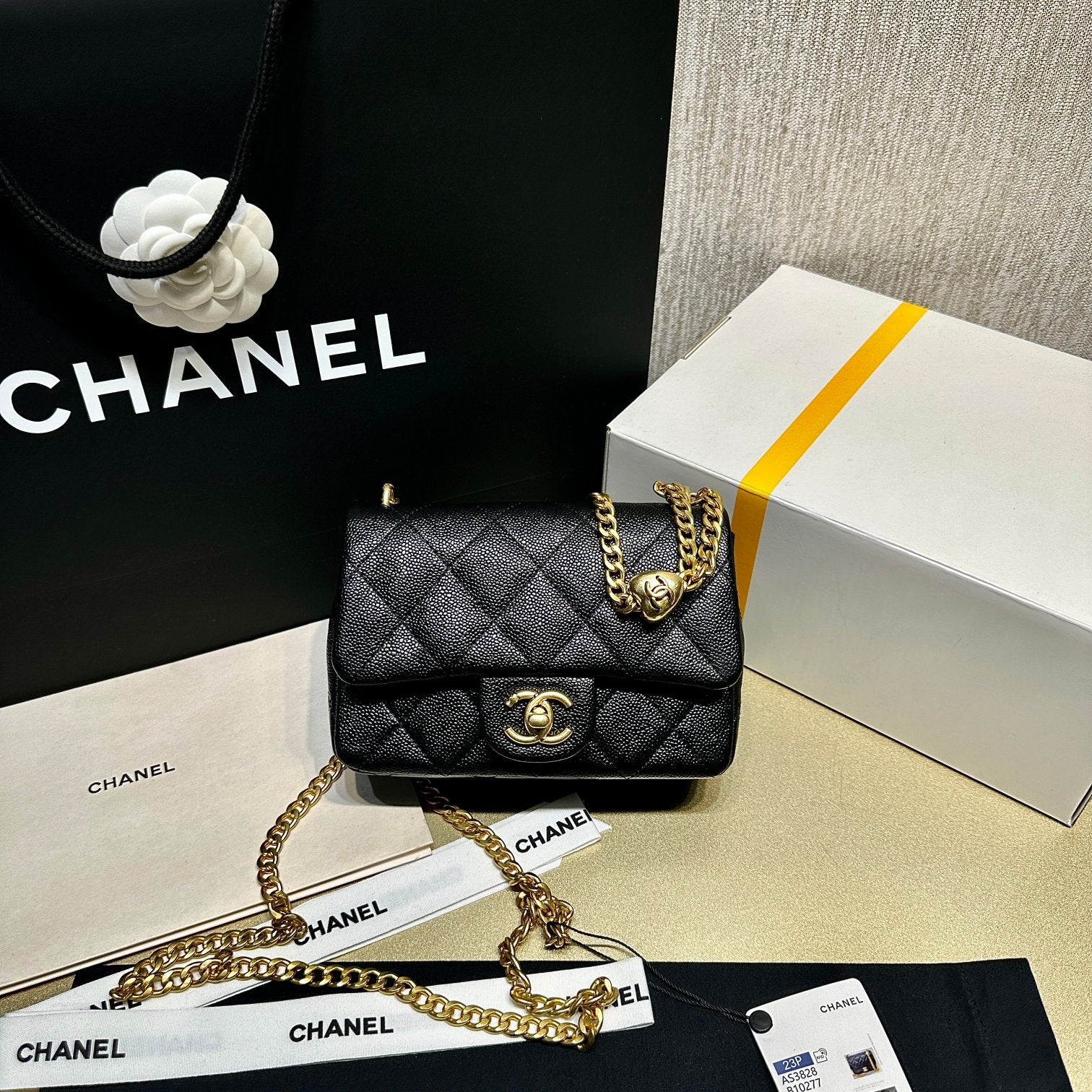 Новинка сезона весна/лето 2023 от Chanel - сумка CF Heart с регулируемой пряжкой и цепочкой - телячья кожа с текстурой 