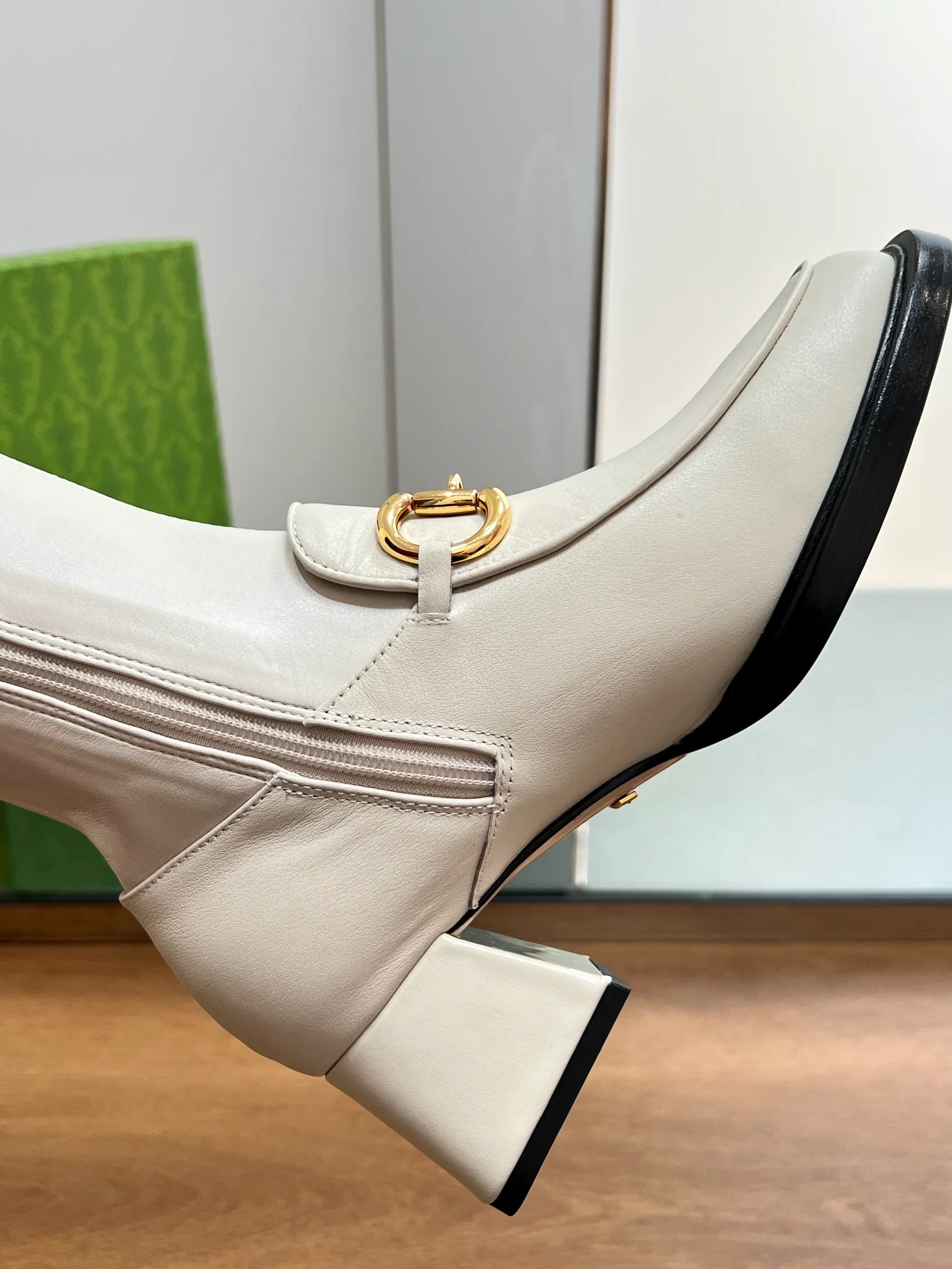 Новинка начала осени 2023 года от Gucci — Эластичные ботфорты с пряжкой ?Конская уздечка? — Белые.