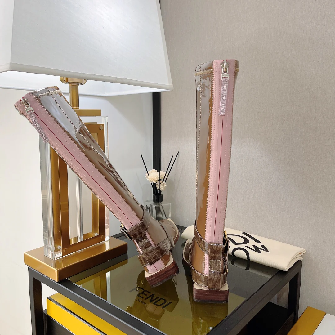 Новинка сезона осень/зима 2022 от Fendi - Ботинки из эластичной лакированной кожи, серия FFrame - Ботинки на плоской подошве