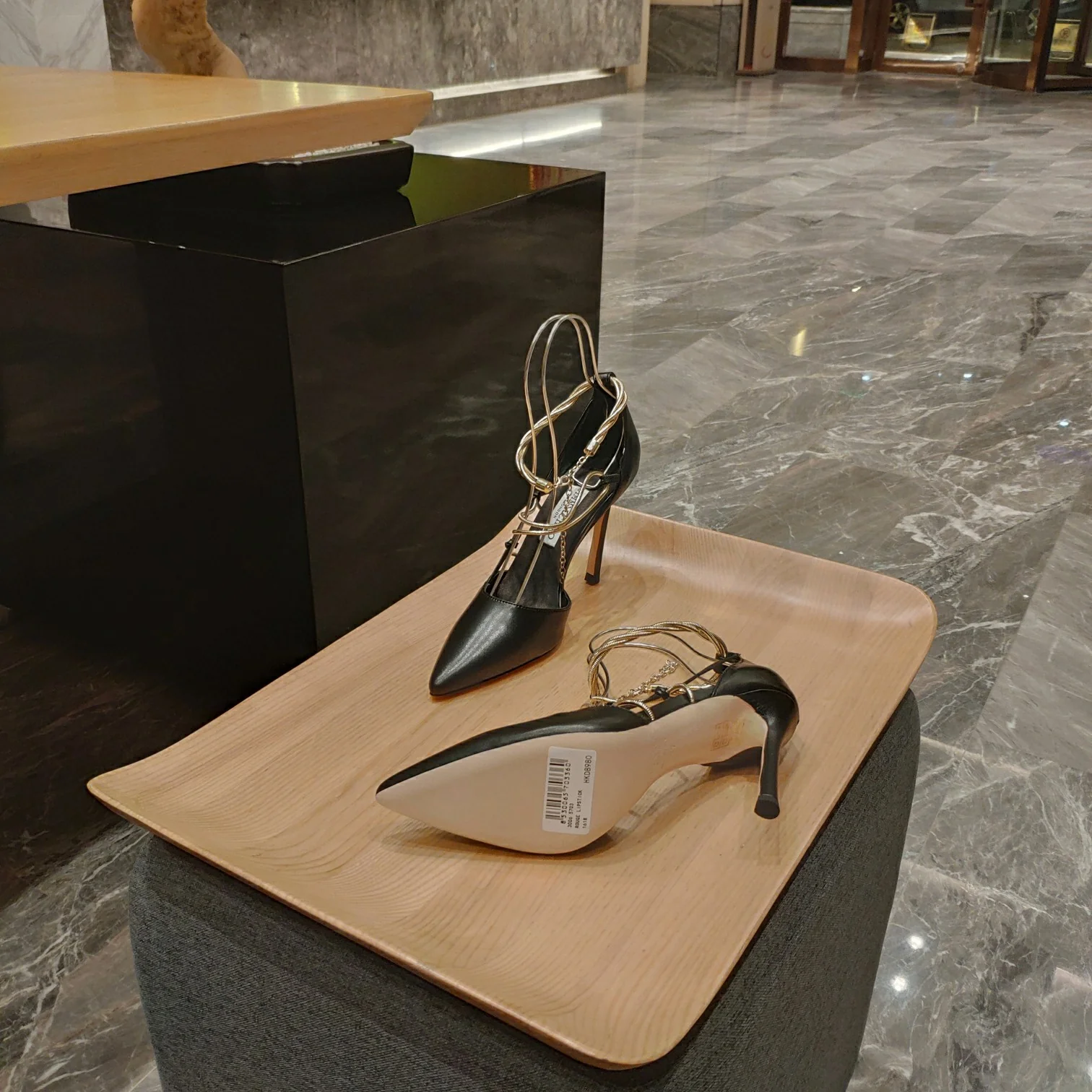 Босоножки на шпильке Jimmy с металлической цепочкой - черные