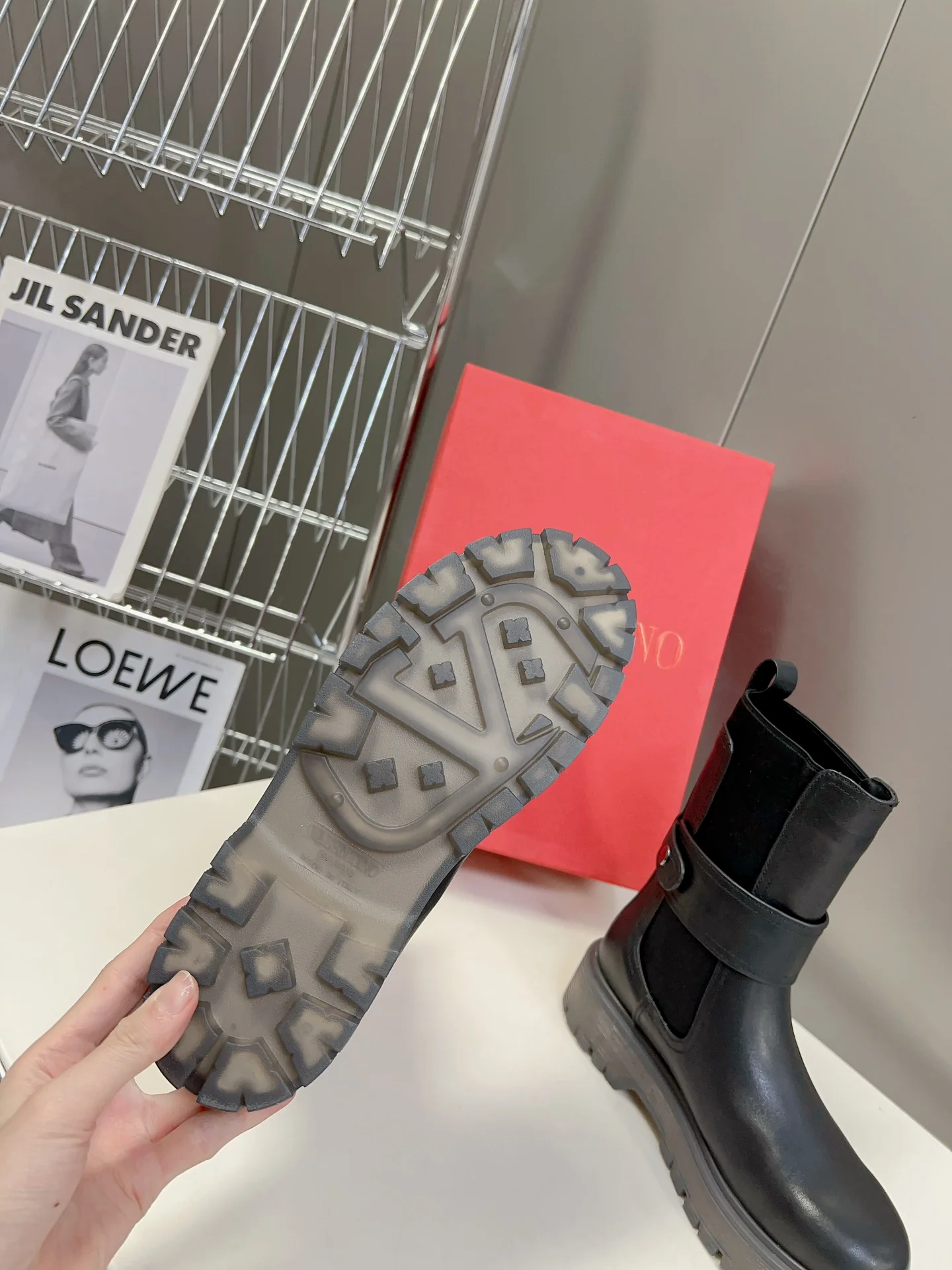 Коллекция Valentino осень/зима 2023, представленная на подиуме - Ботильоны - С крупными заклепками сбоку - Черные