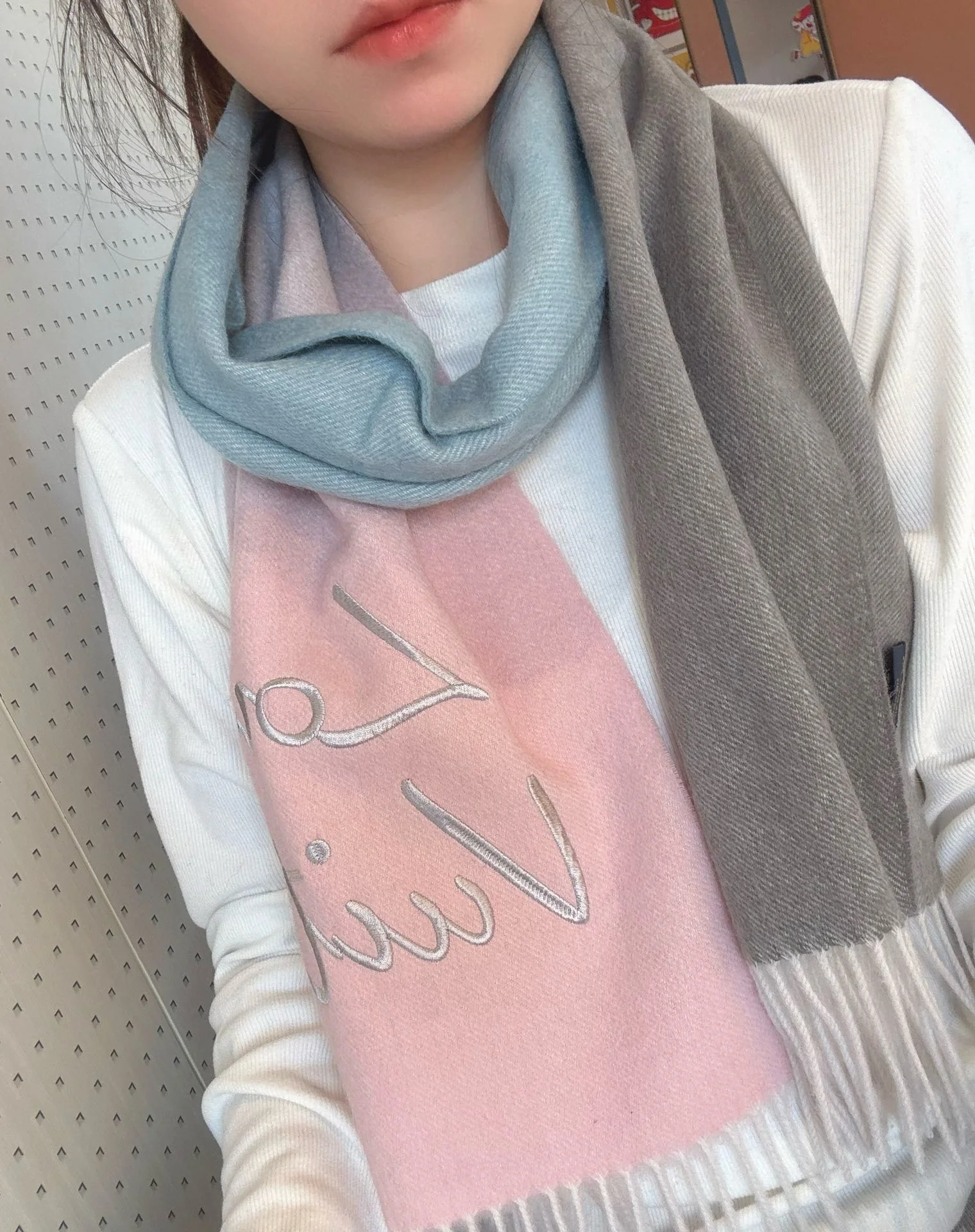 Классический однотонный шарф LV 2024 — розовый с цветовыми блоками.