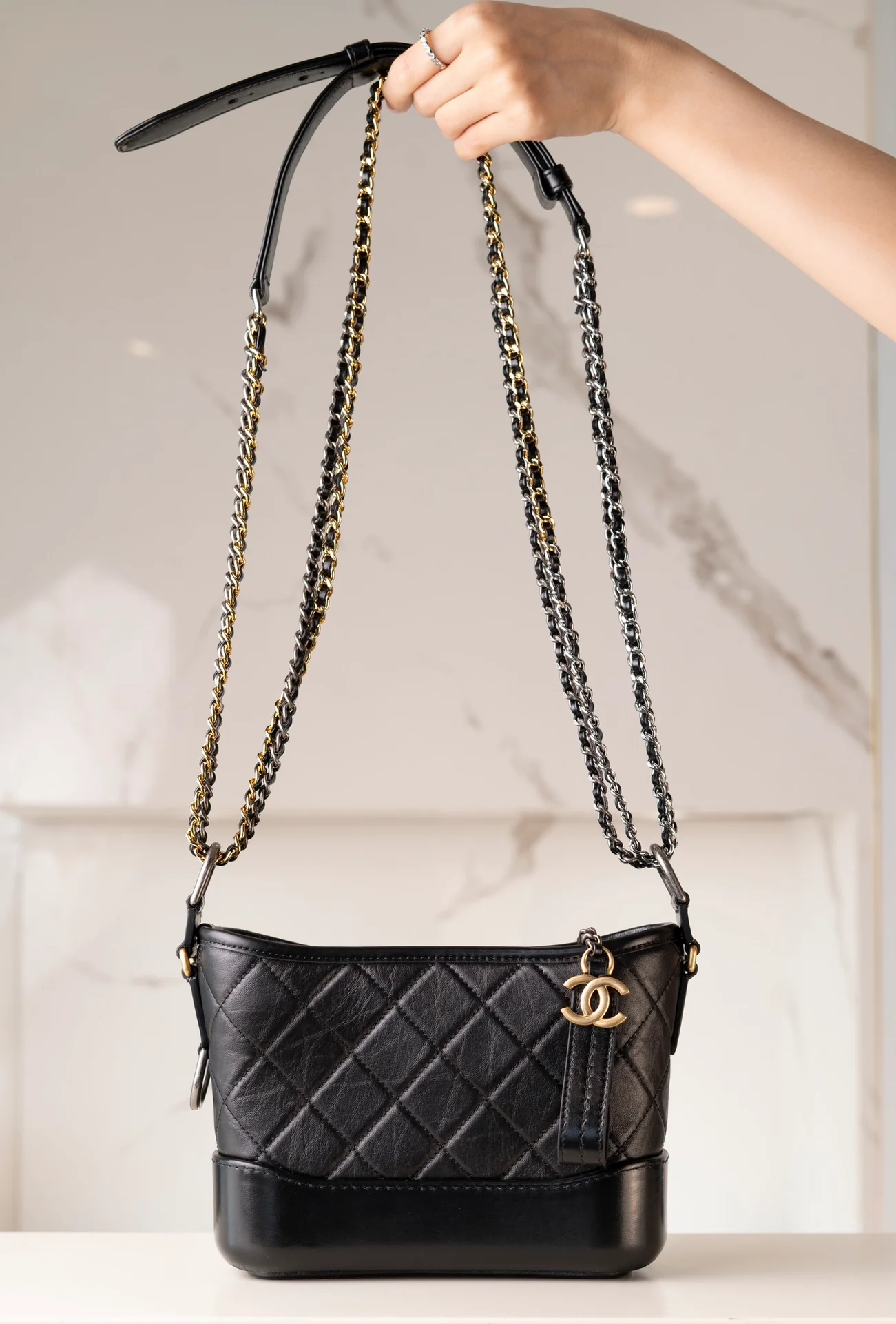 Классическая маленькая сумка-хобо Chanel - черная