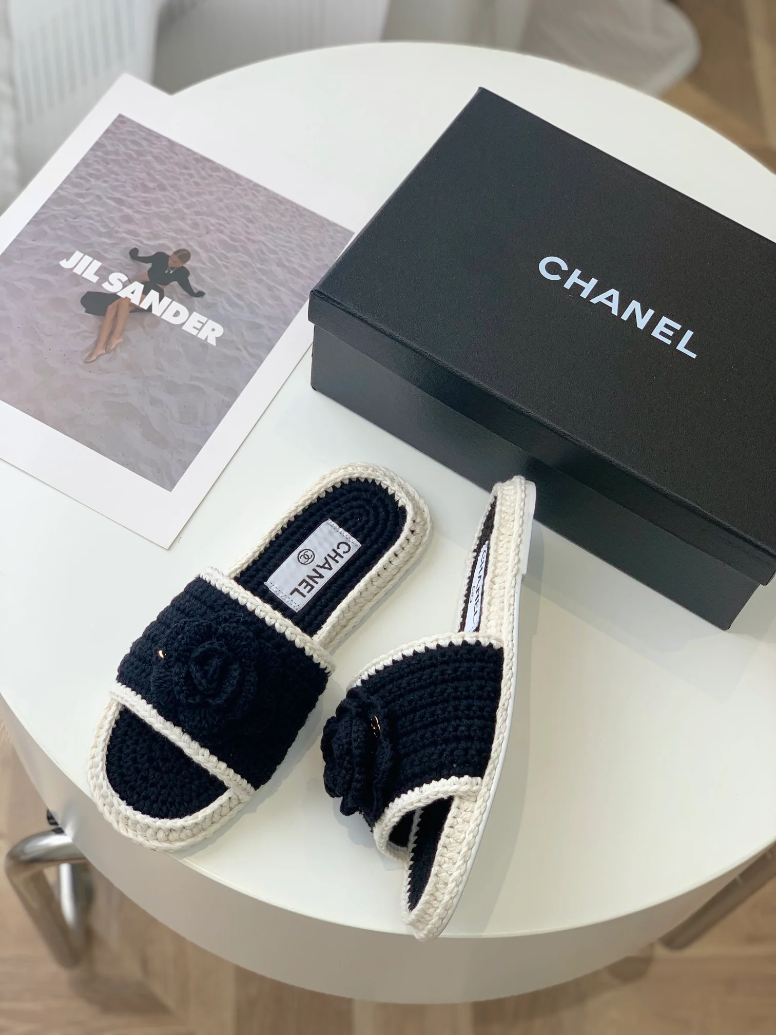 Новинка сезона весна/лето 2023 от Chanel - шерстяные вязаные тапочки 