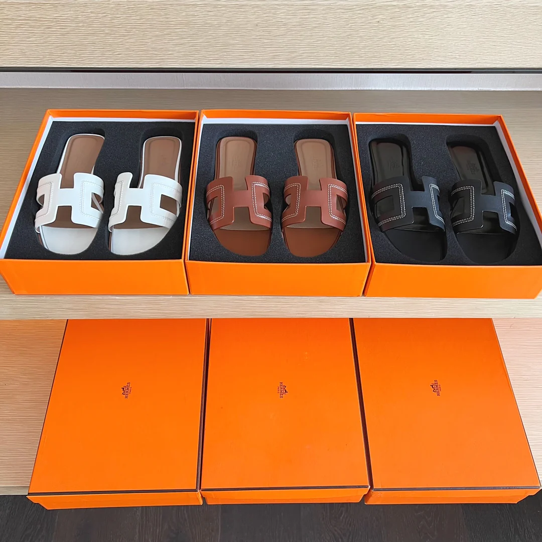 Классические домашние тапочки Hermes с буквой H — прошитая кожа — коричневые