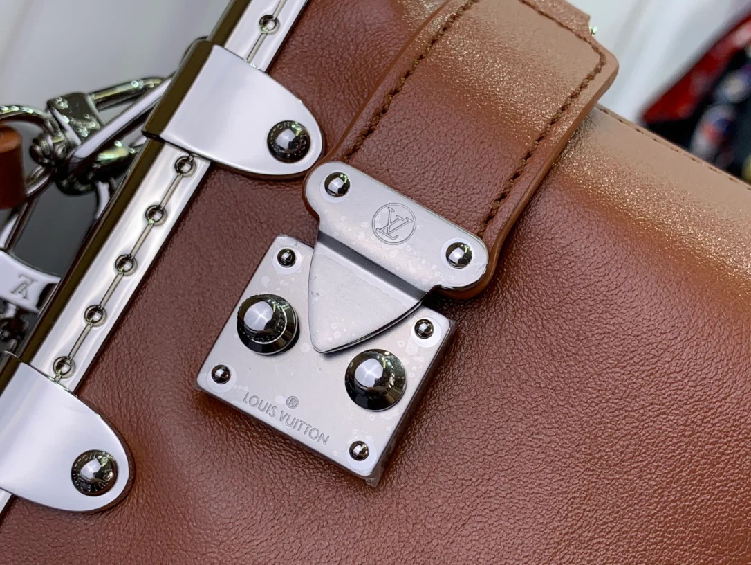 m25445-LV-slim-side-trunk chain bag-brown