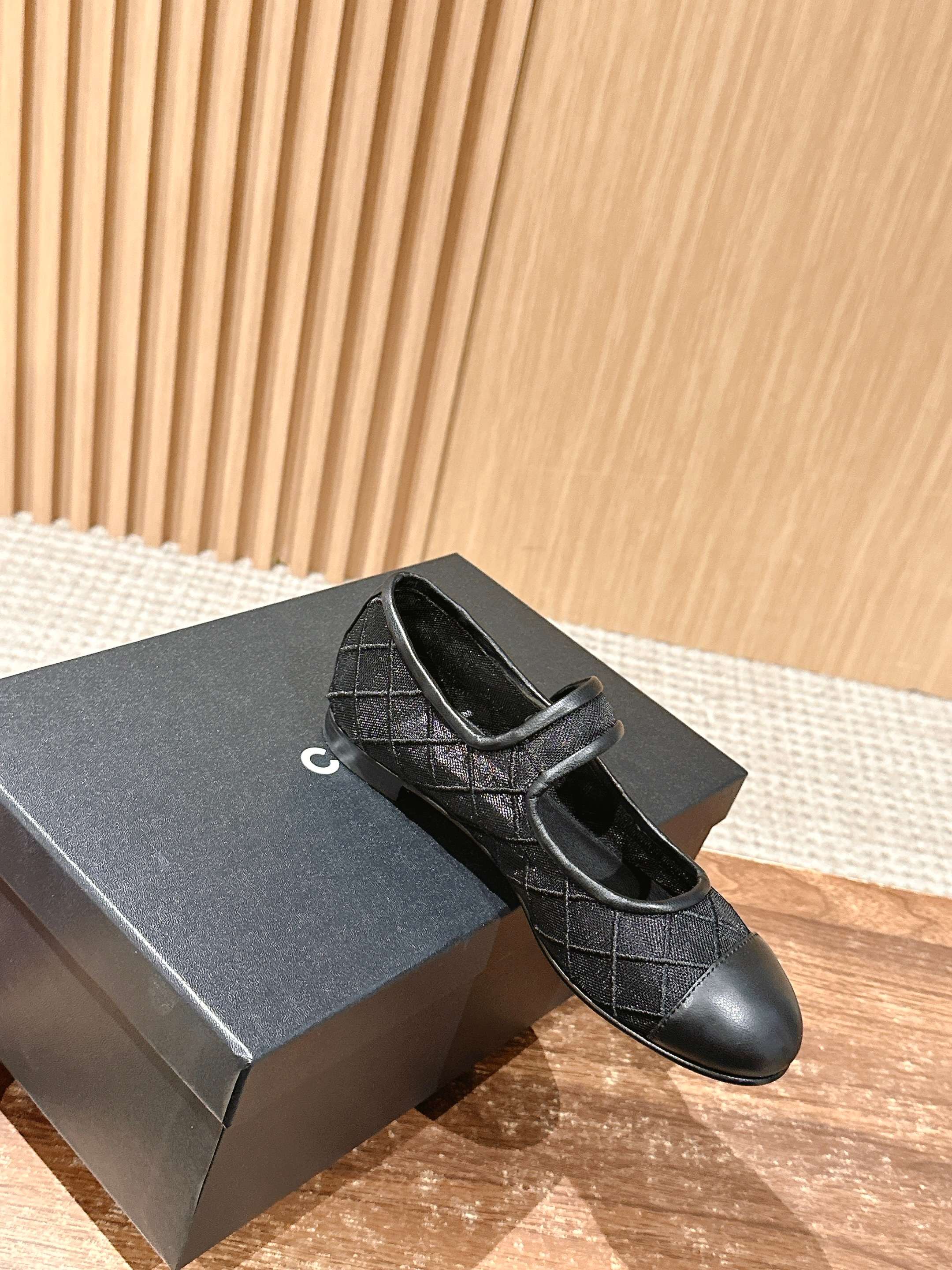 Новинка сезона весна/лето 2025 от Chanel - Сетчатые туфли Мэри Джейн - Черные