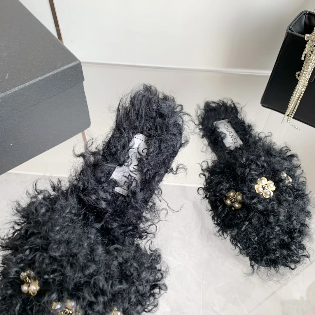 Новинка сезона осень/зима 2023 от Chanel - тапочки из овечьей шерсти