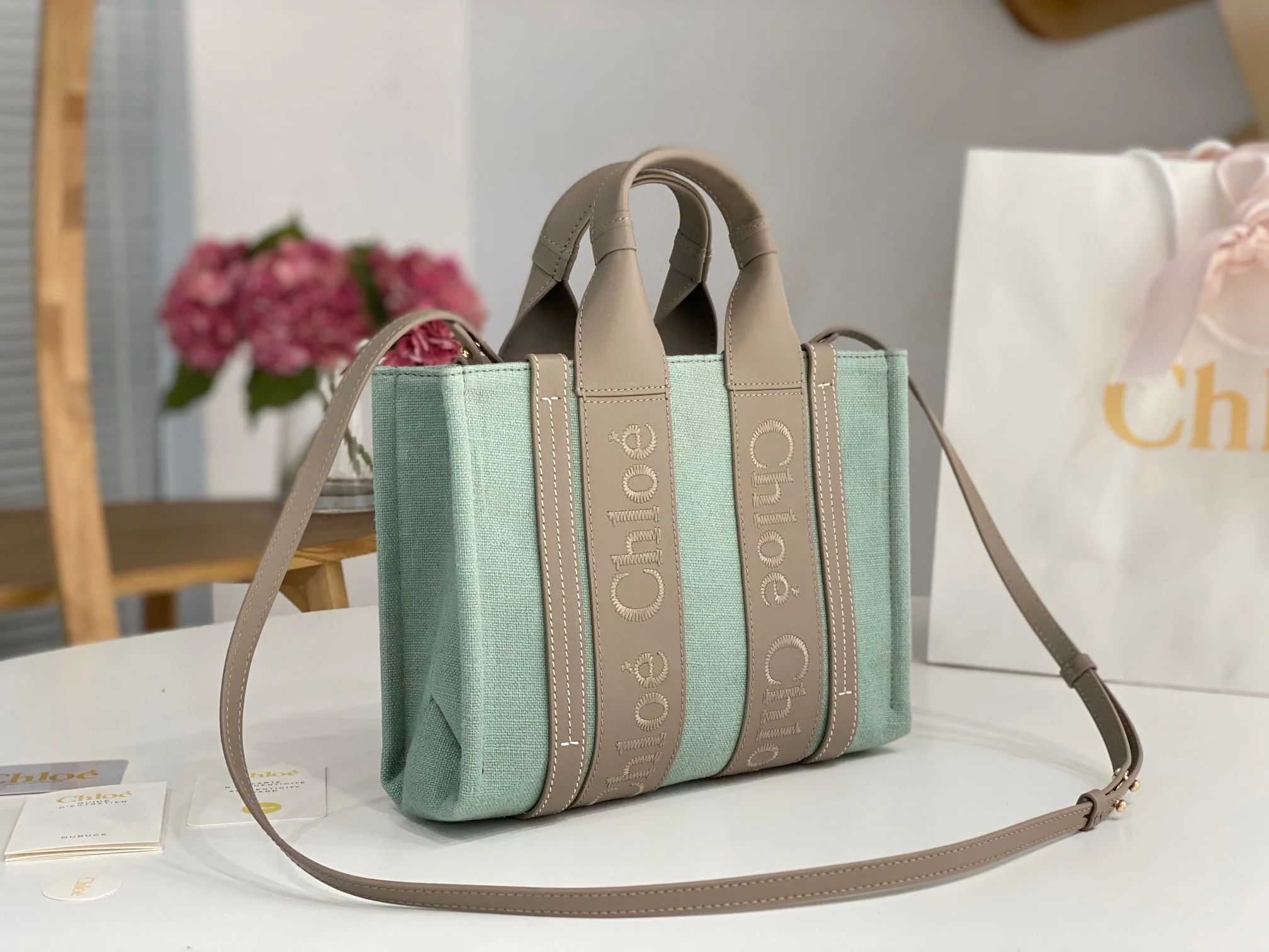 Новинка весны 2023 года от Chloe - Сумка-тоут Woody - Льняная кожа, цвет авокадо и серый - Маленький размер