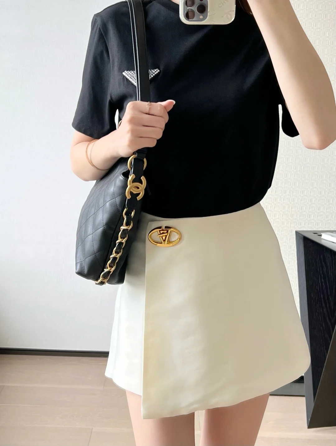 Рюкзак Chanel весна/лето 2020, маленький, черный с золотой пряжкой.