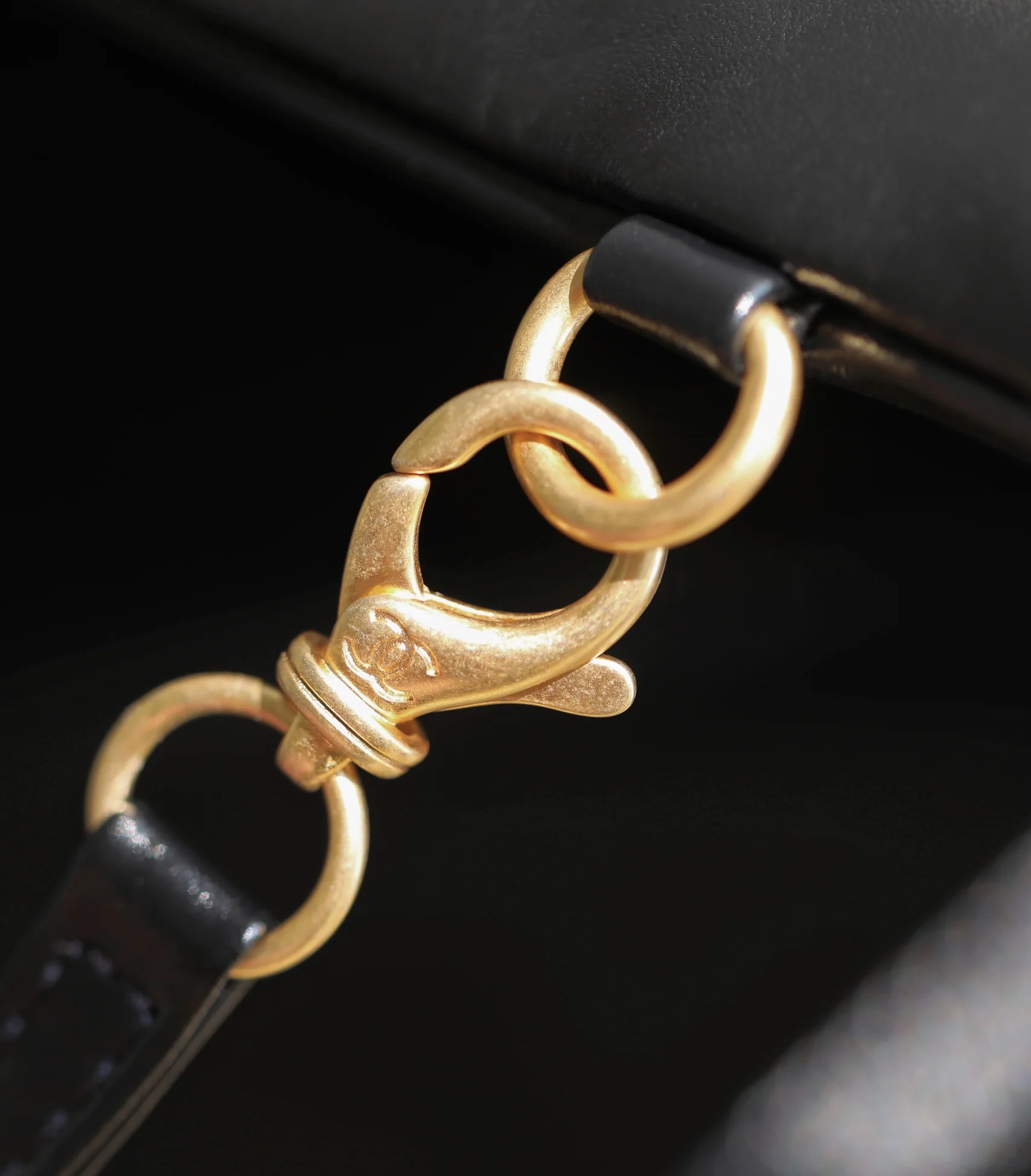 Сумка Chanel 22 (горизонтальный дизайн) - черная с золотой фурнитурой.