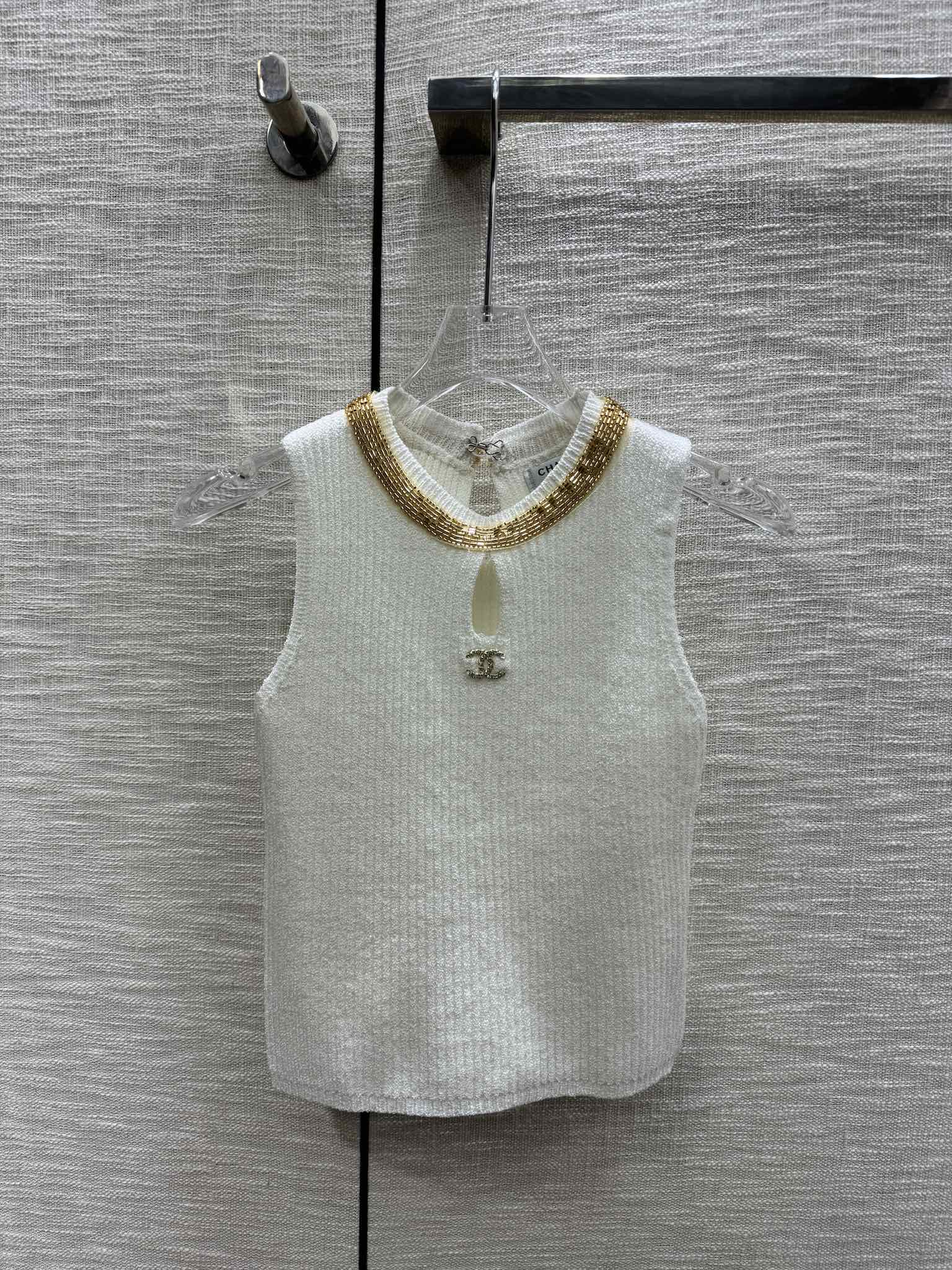 Chanel 2403 - Вязаный жилет с массивным металлическим логотипом, украшенным бусинами, на вырезе горловины - Белый