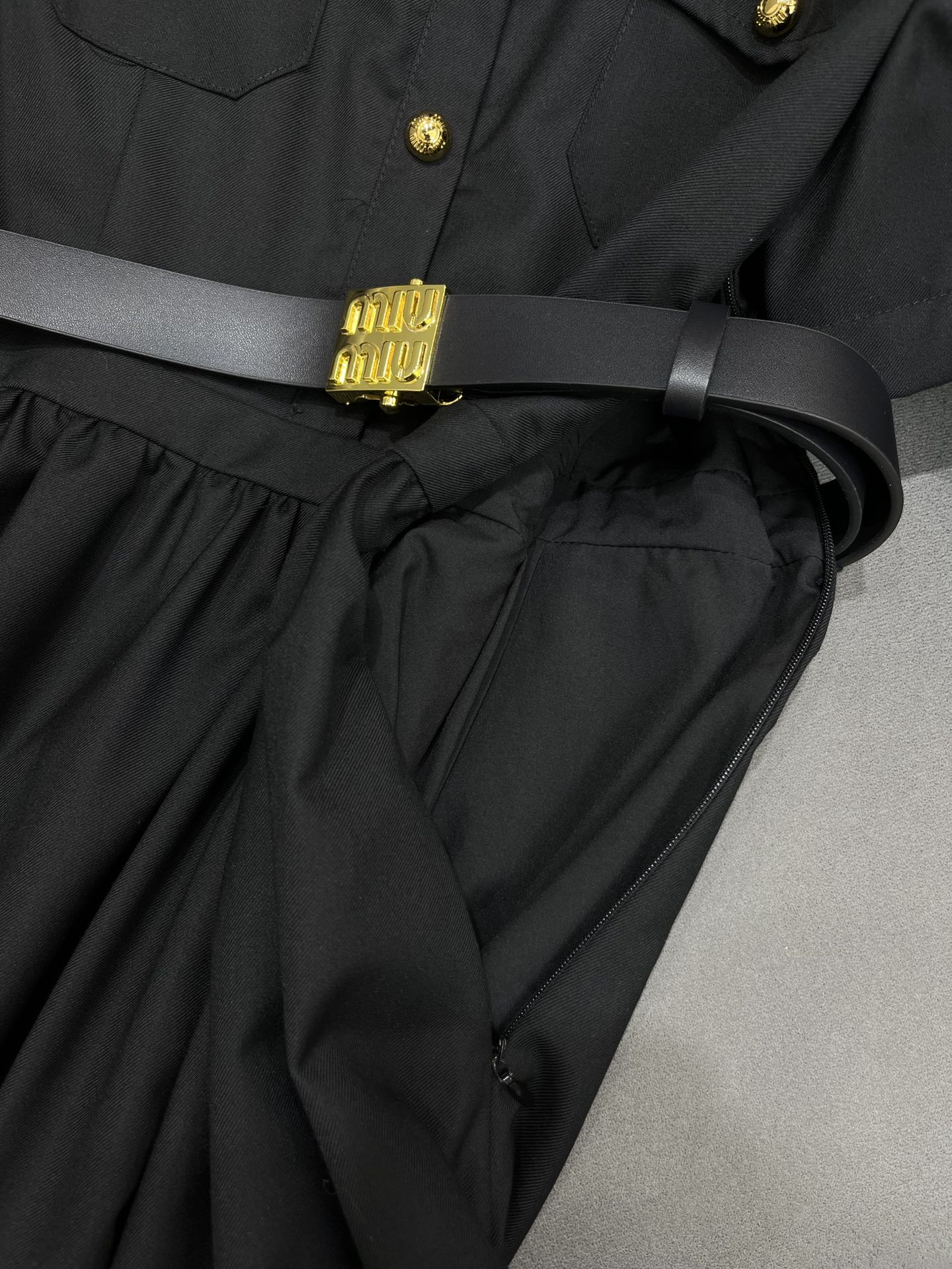 Miu Miu - Летнее платье нового стиля 2404-24ss с отложным воротником, вышивкой в ??виде букв и поясом - Модное черное