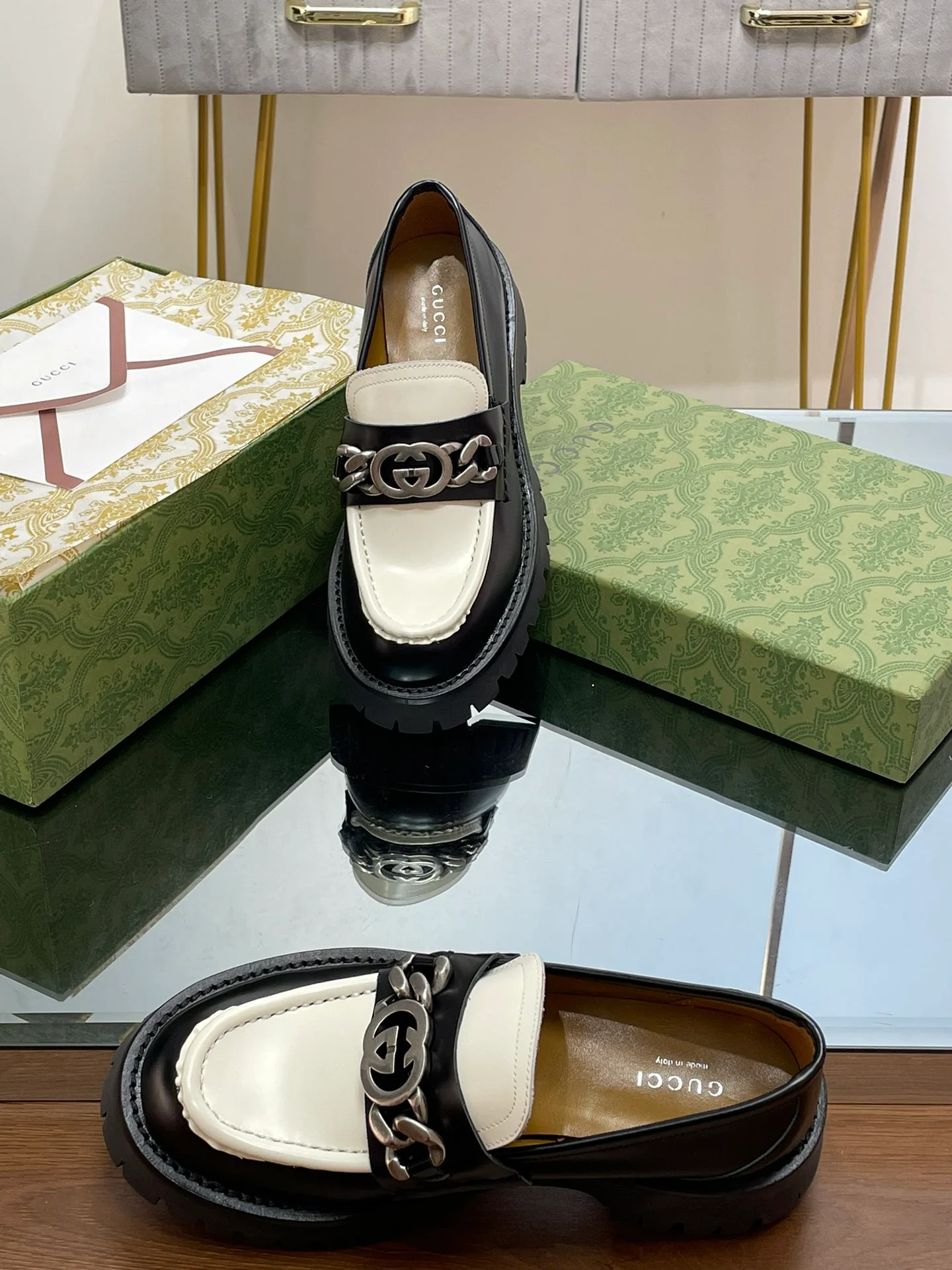 Лоферы Gucci с рифленой подошвой и переплетающимися двойными буквами G.