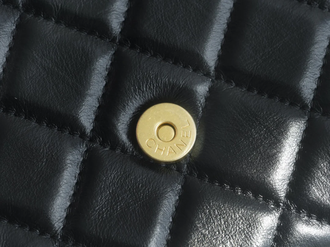 Коллекция Chanel осень/зима - 19 - Сумка ?Тофу? - Черная, широкий плечевой ремень, мятая кожа