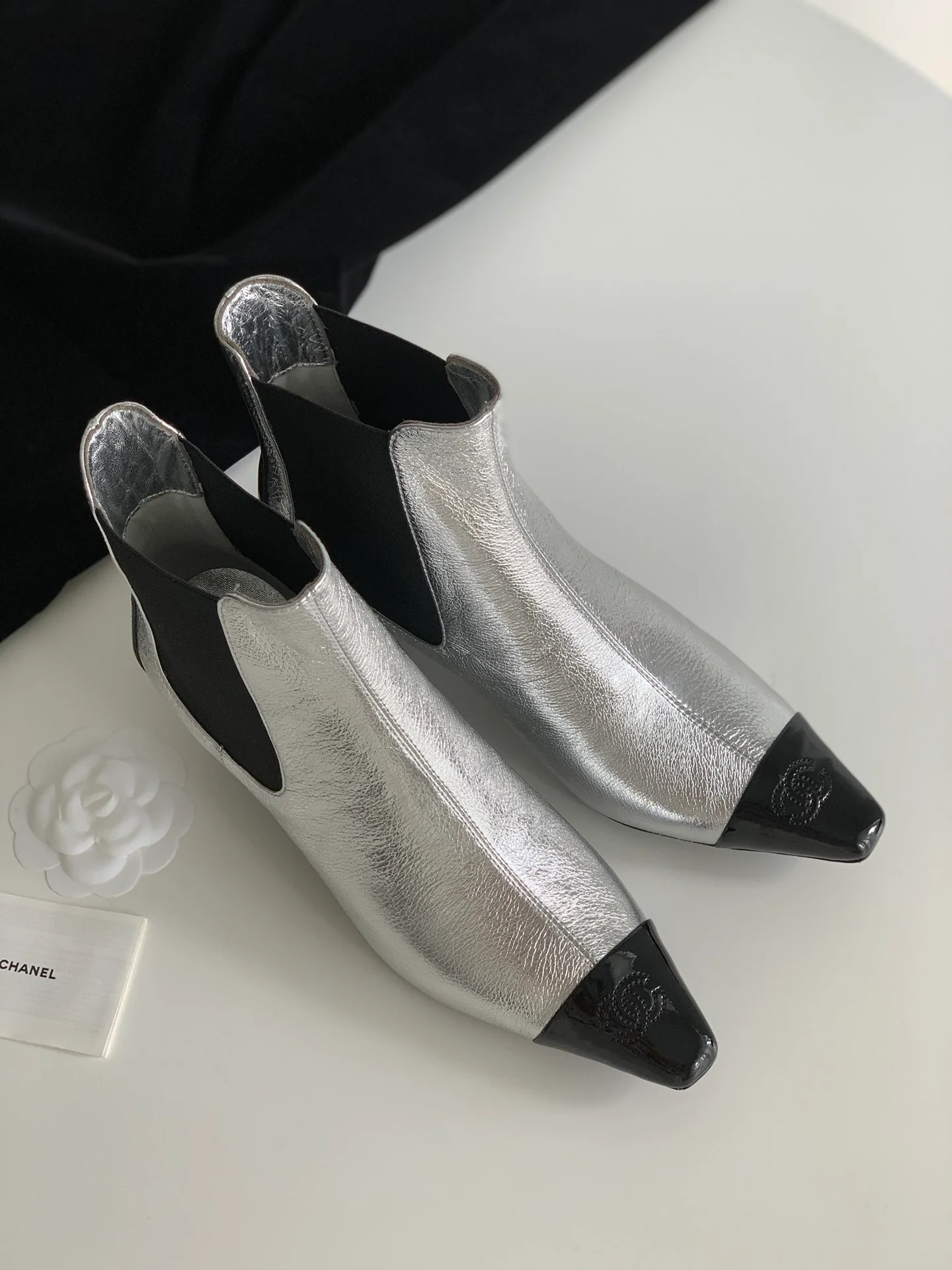 Новинка сезона осень/зима 2023 от Chanel - Ботильоны из овечьей кожи с квадратным носком и массивным каблуком - серебристые.