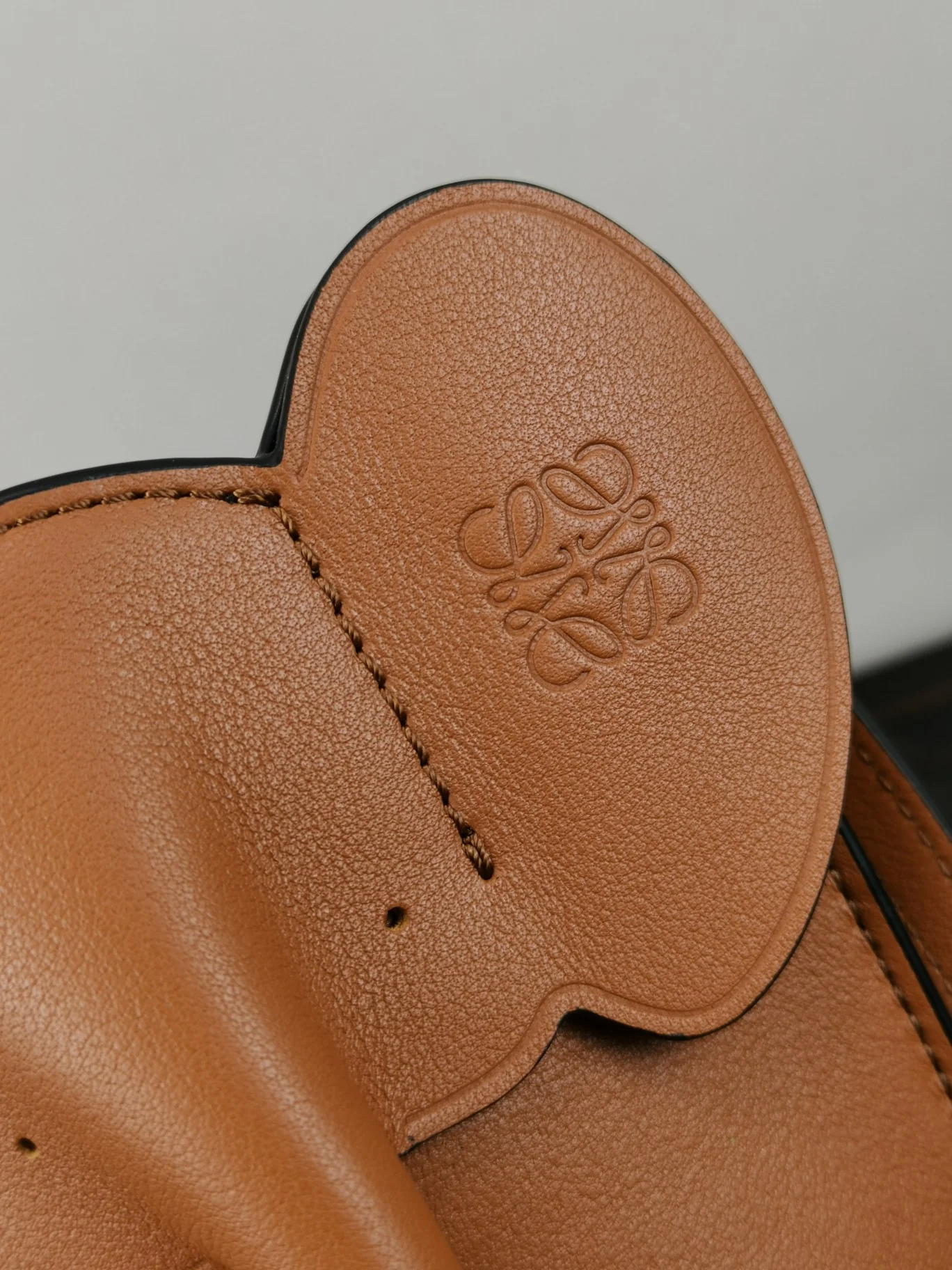 Loewe - Новая сумка для телефона с изображением слона - Верблюжий