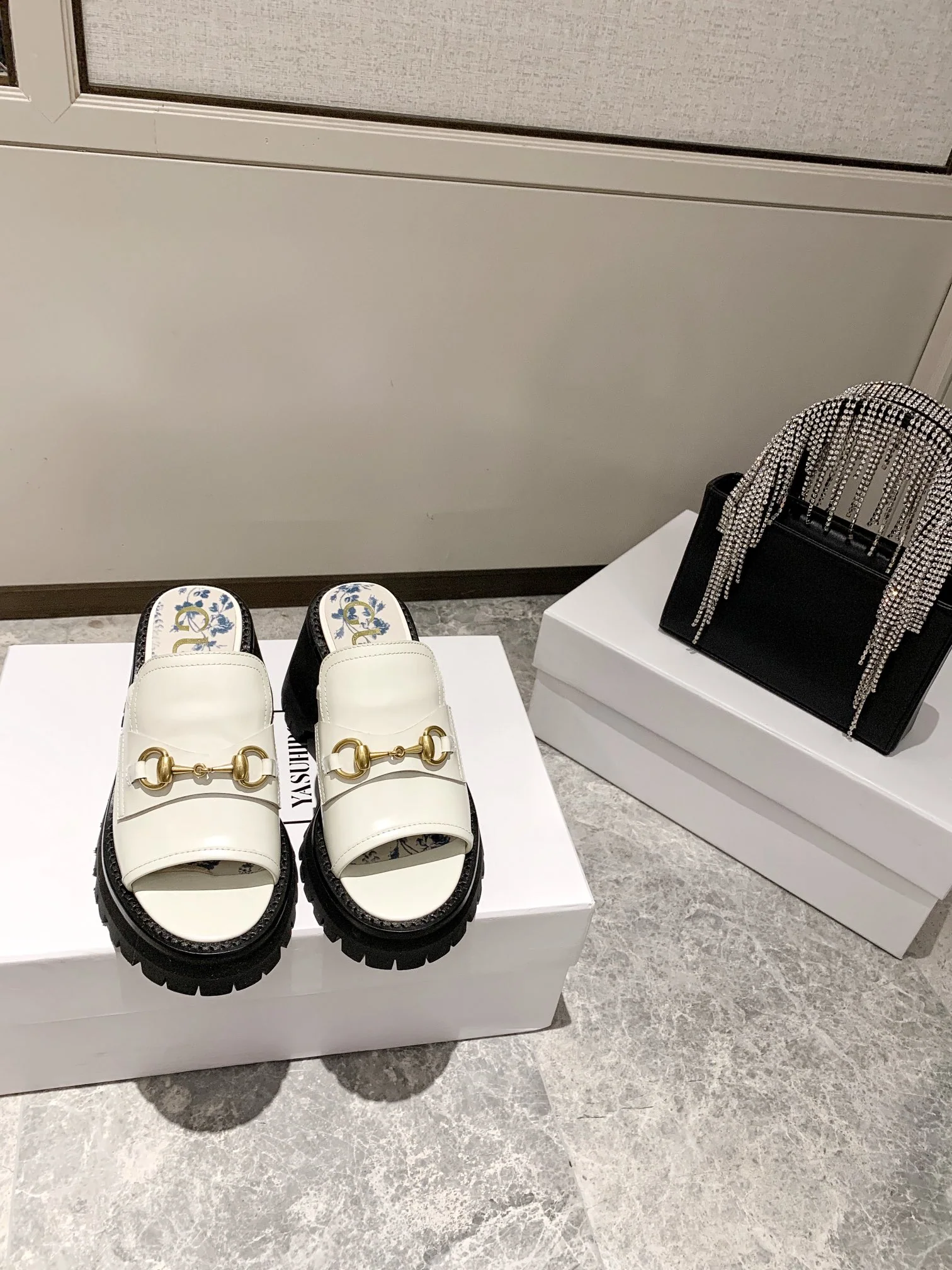 Сандалии Gucci Retro Street с пряжкой на платформе