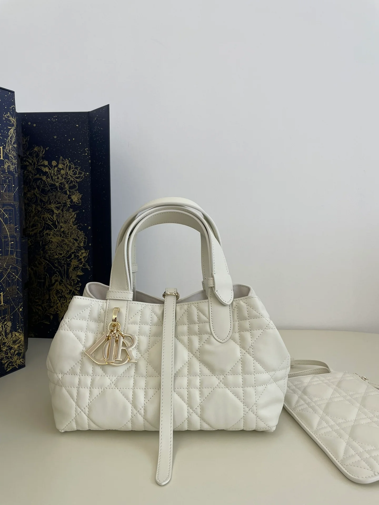 Большая сумка Cannage Dior Toujours, маленький размер, белый цвет