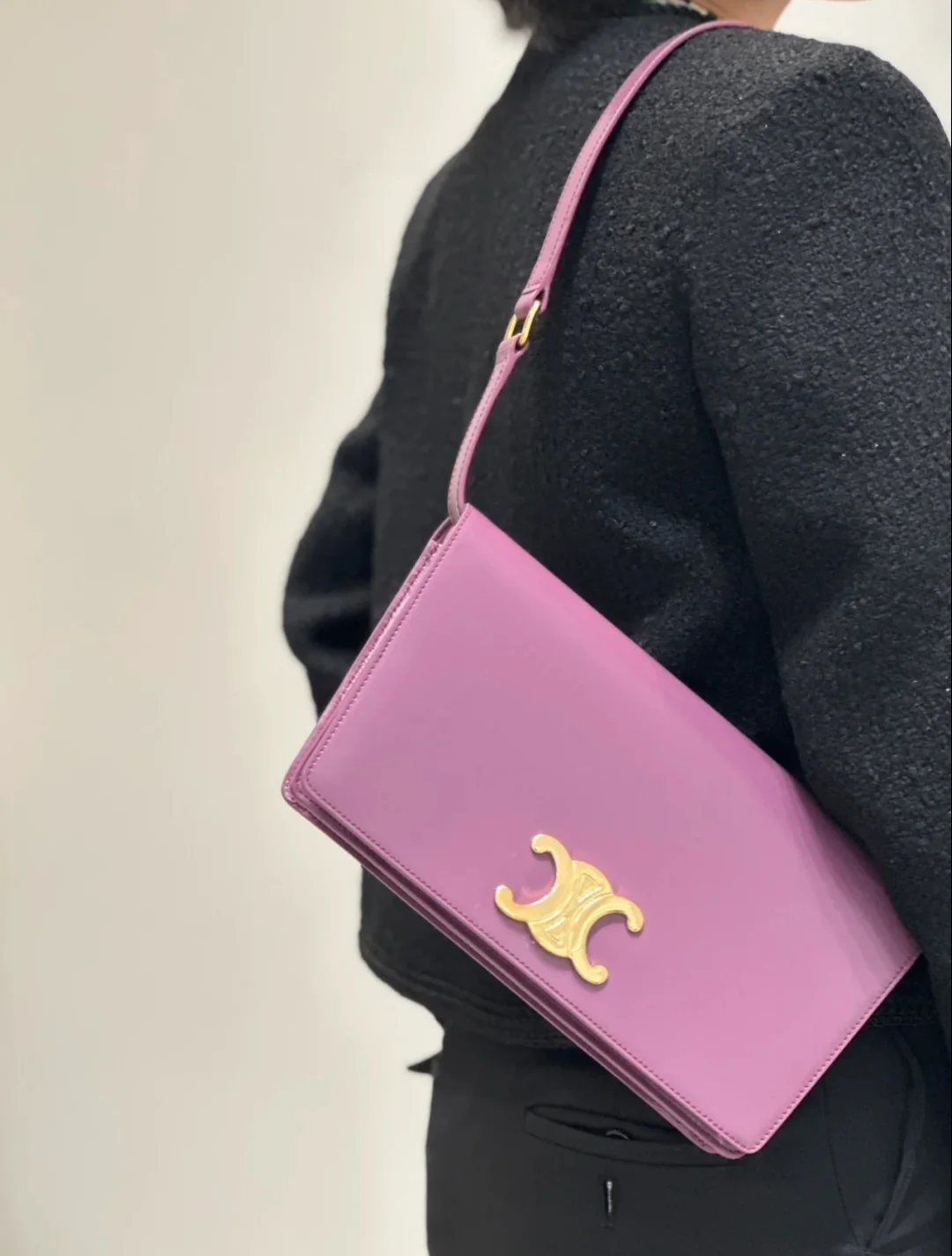 Сумка Celine Triomphe из глянцевой телячьей кожи с принтом под канвас - фиолетовая.