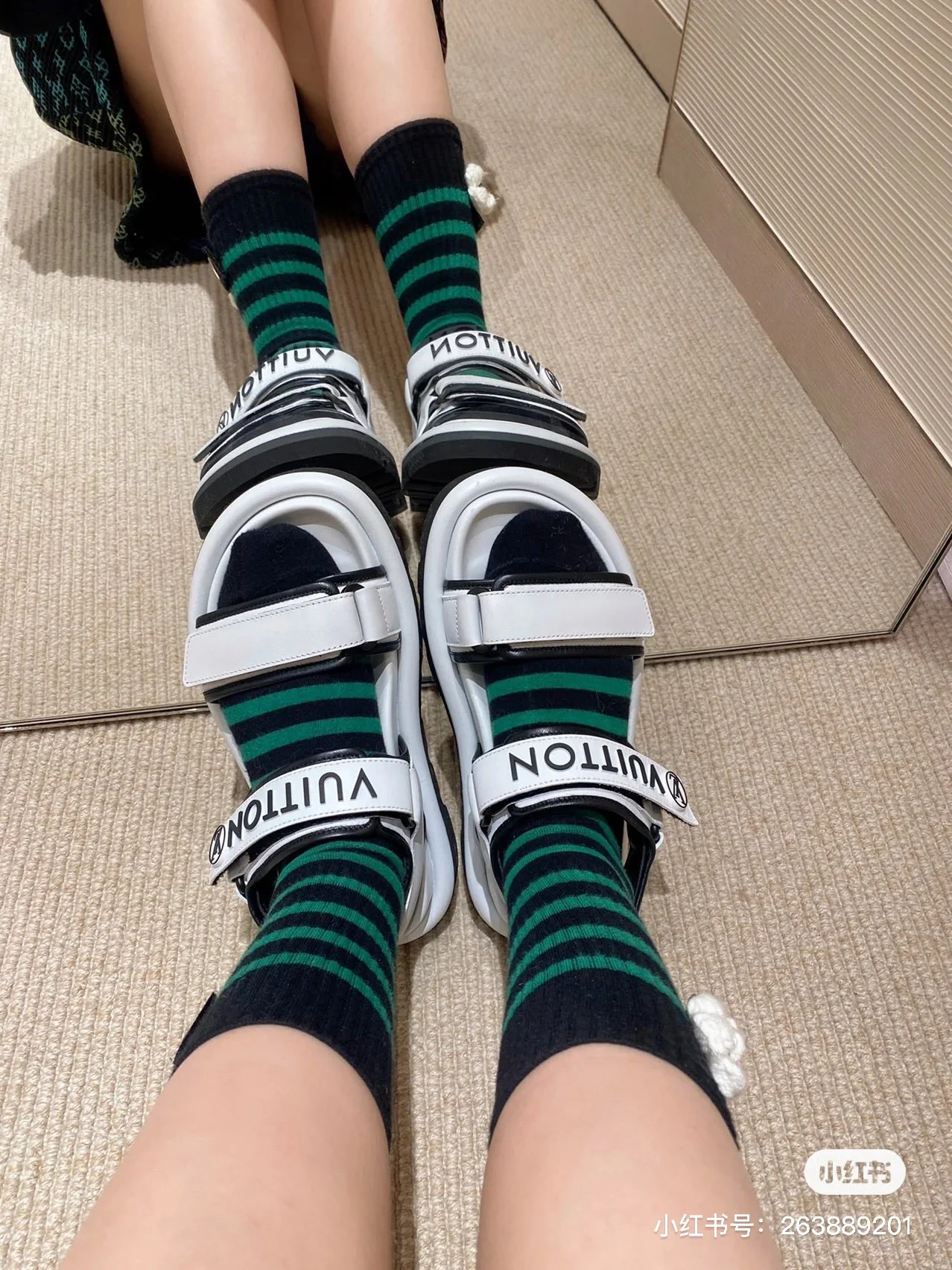 Фотографии сандалий LV.