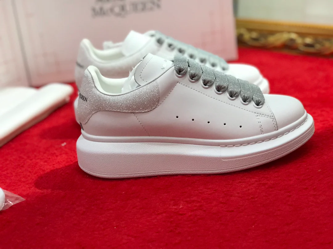 Классические белые кроссовки McQueen с блестками, серебристые.