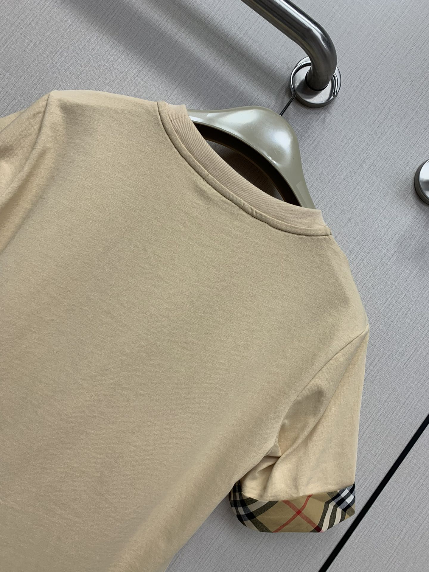 Футболка Burberry 2403-24 ?Ранняя весна? в классическую клетку с вышитой лошадью — коричневая.