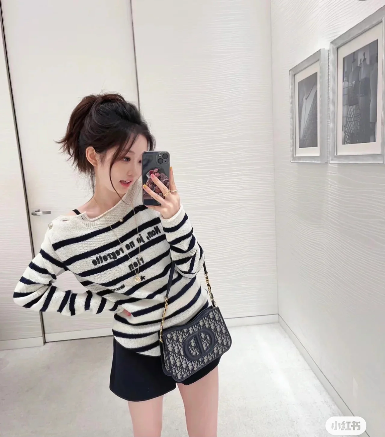 Сумка Dior на плечо с цепочкой - в стиле монограммы.