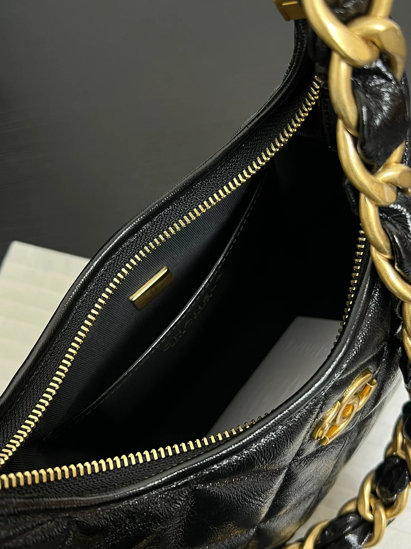 Сумка-хобо Chanel 24a под мышкой - черная, маленькая.