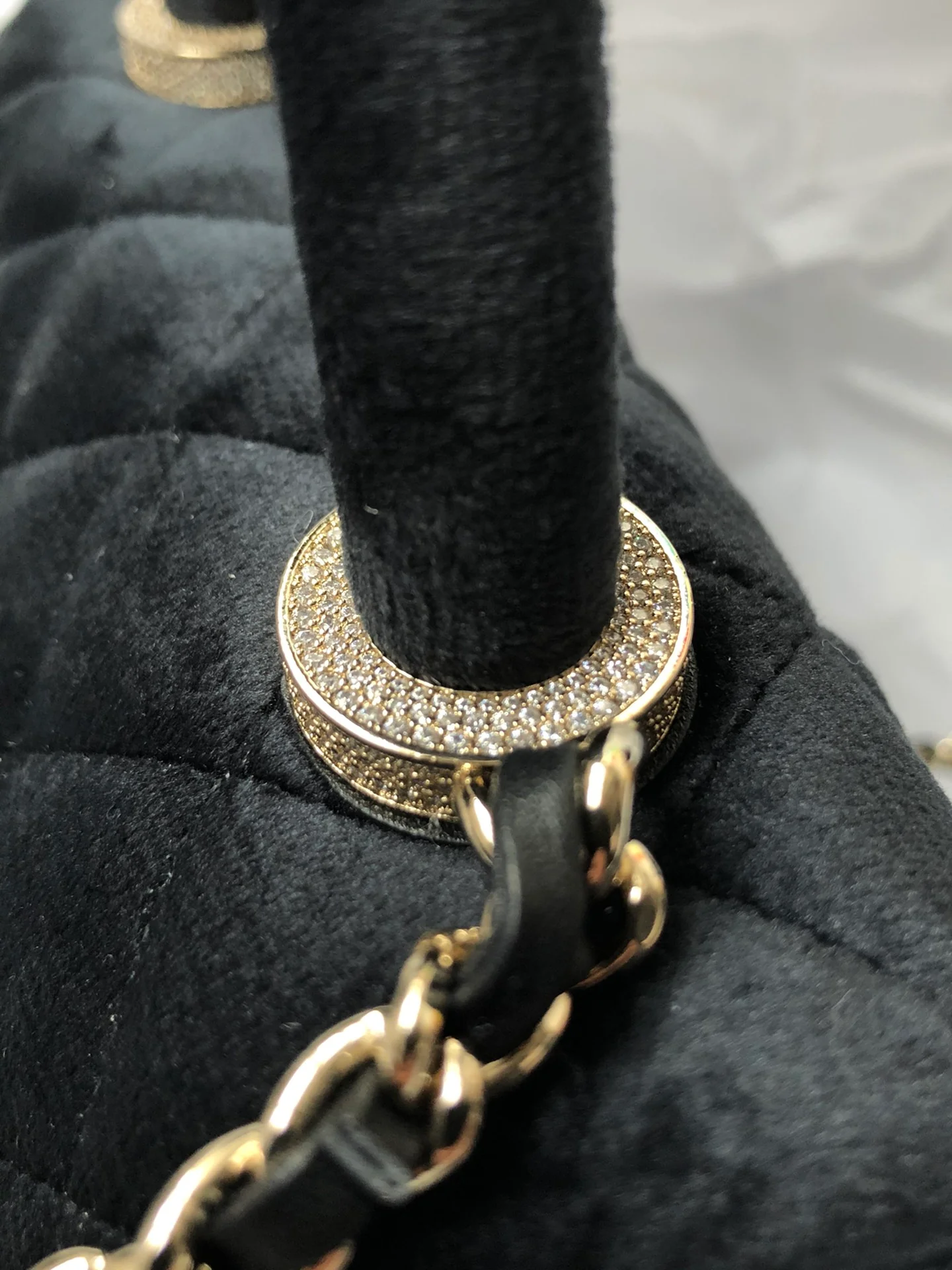 Мини-сумка Chanel Coco Handle из черного бархата с бриллиантовой пряжкой