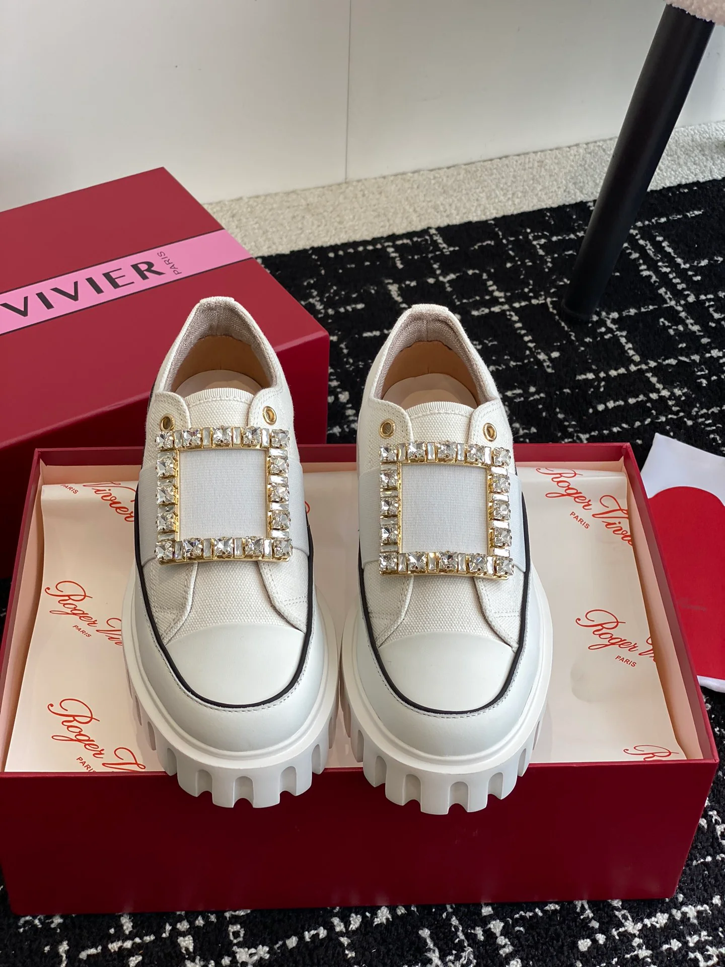 Обувь RV Shoes - Новинка начала осени 2023 года - Кед цвета бисквит с пряжкой и стразами из парусины - Белый