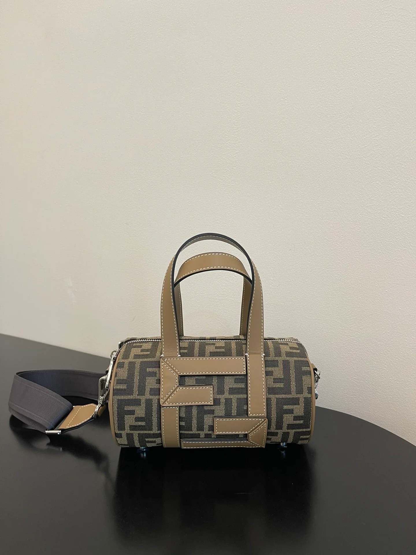 Круглая наволочка с монограммой Fendi