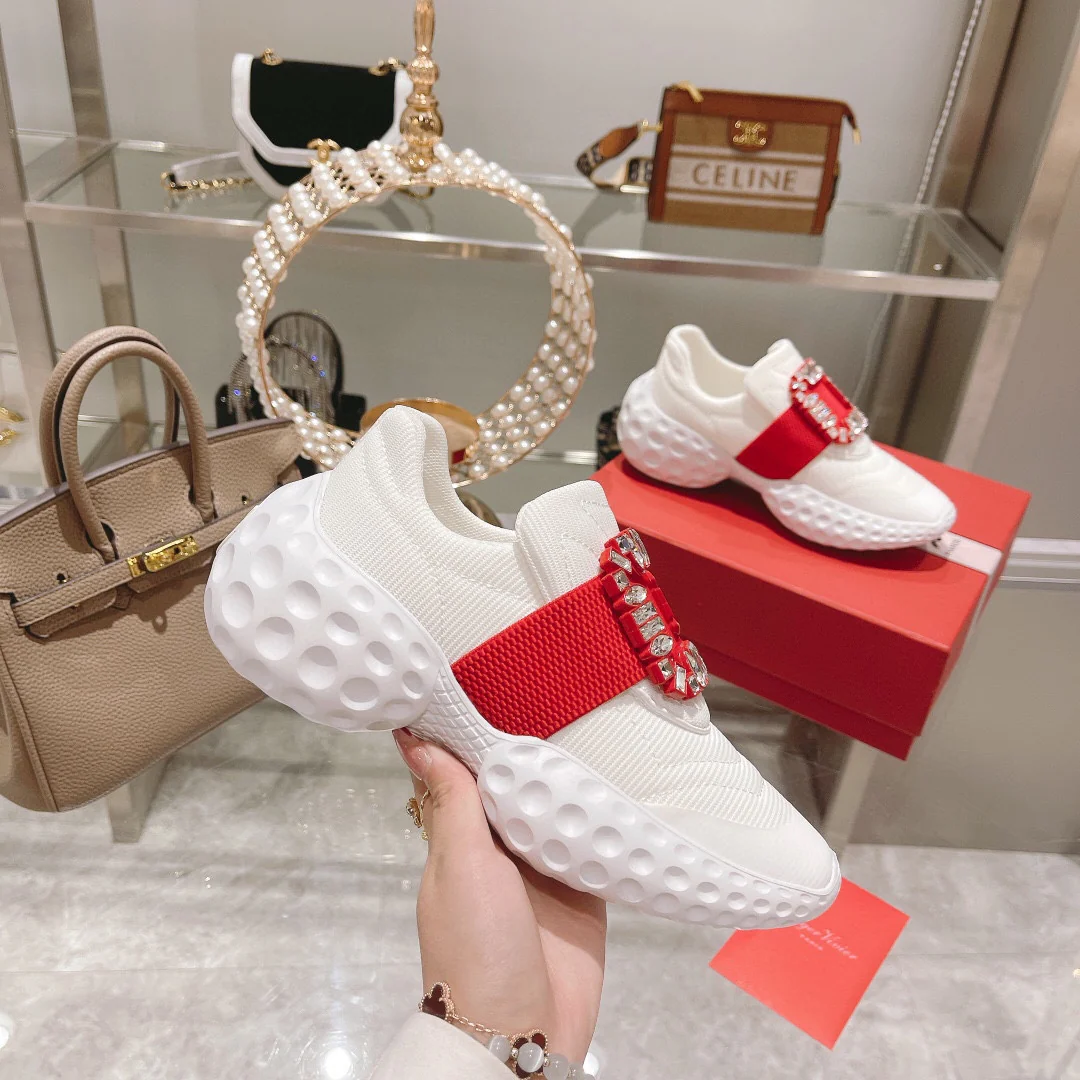 Обувь RV - Коллекция осень/зима 2022 - Классические повседневные туфли с пряжкой, украшенной стразами.