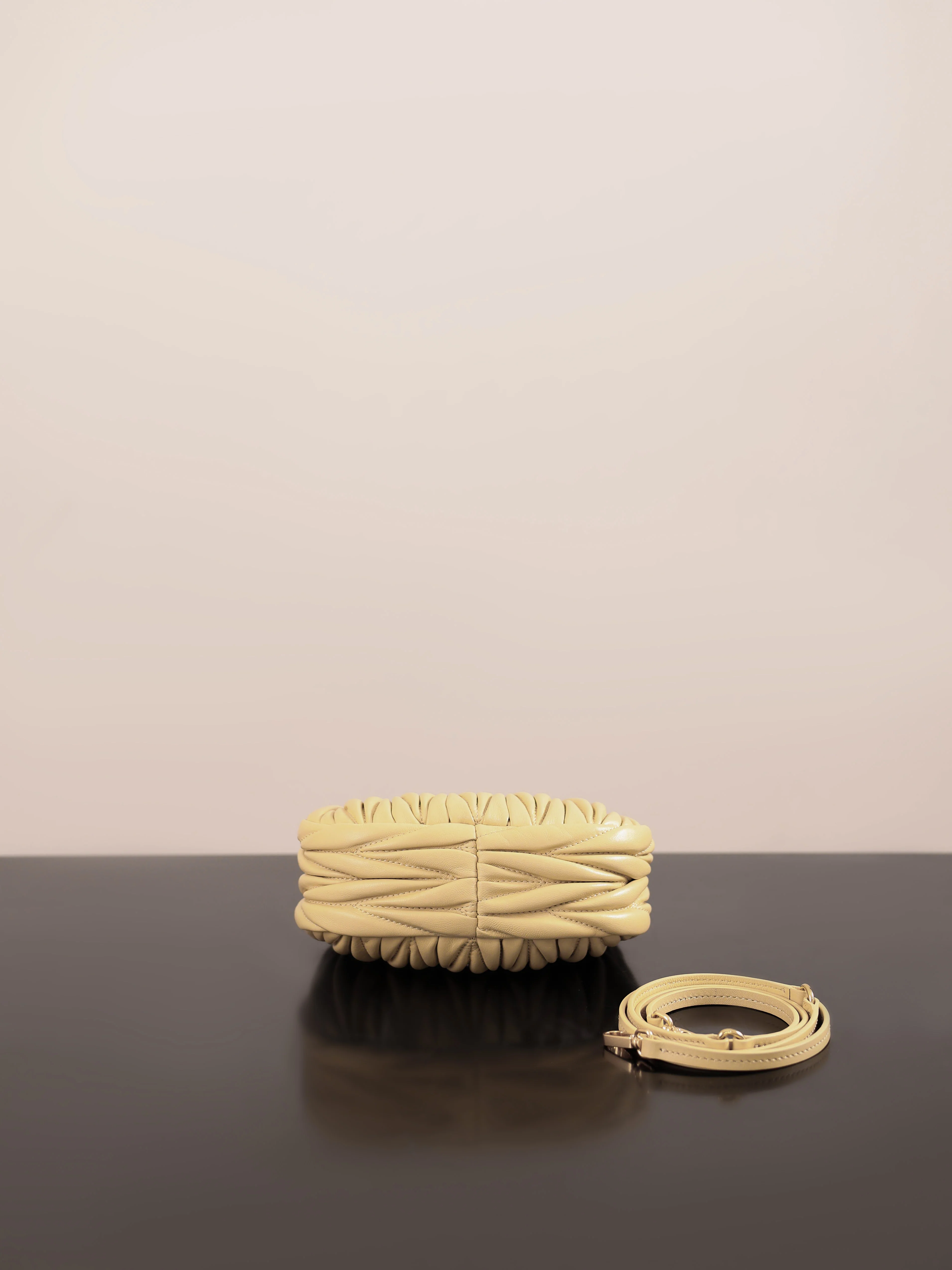 Миниатюрная сумочка Miu Miu-5bm850-??????-??????- из овечьей кожи, желтая.