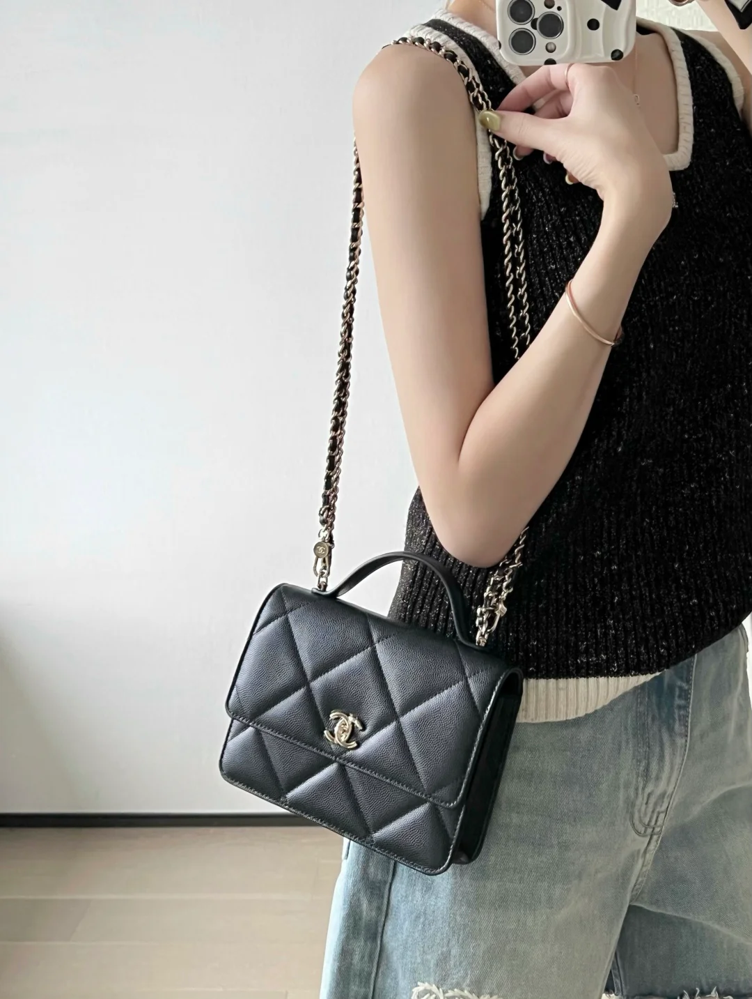 Мини-рюкзак Chanel из 25-каратного золота с крупным клетчатым узором и фурнитурой из светлого золота.