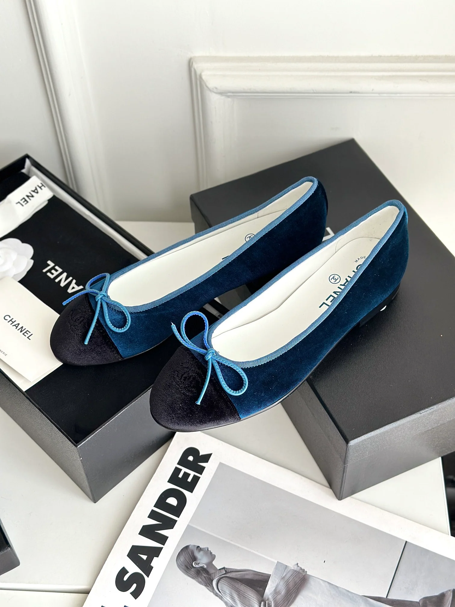 Новинка 2023 года от Chanel - Классические балетки - Бархатно-голубые